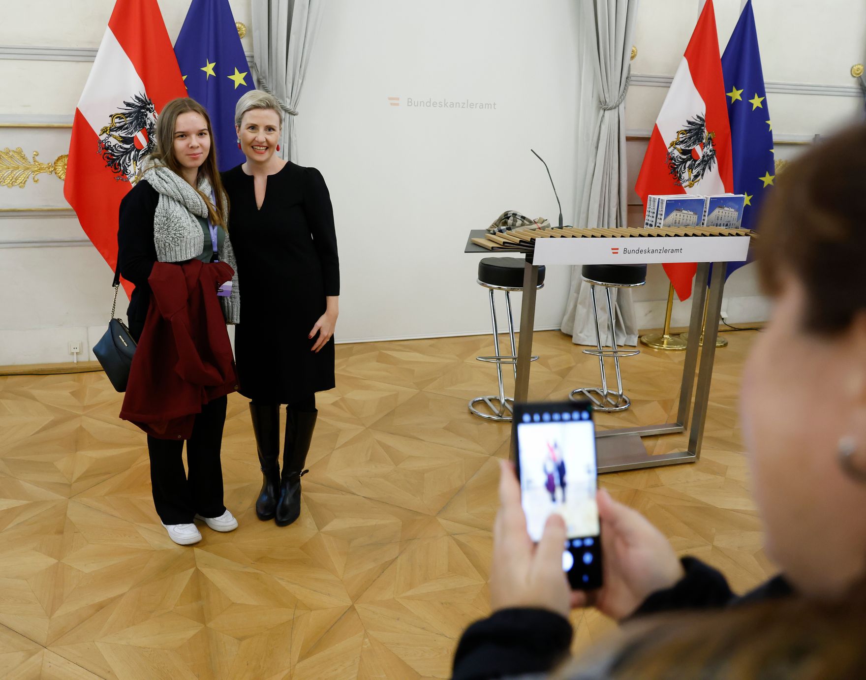 Am 26. Oktober 2024 begr&uuml;&szlig;te Bundesministerin Susanne Raab (im Bild) Besucherinnen und Besucher im Bundeskanzleramt.