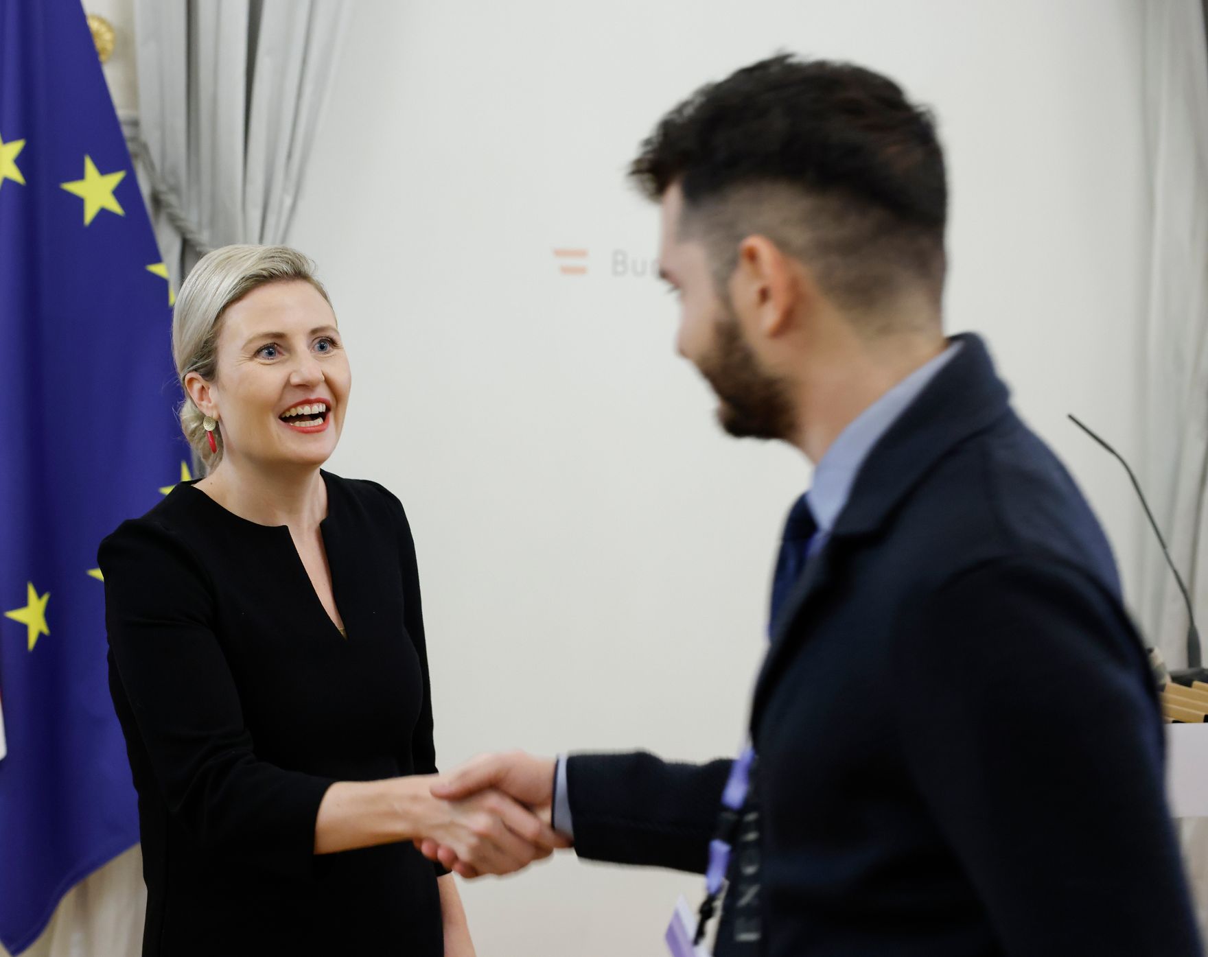 Am 26. Oktober 2024 begr&uuml;&szlig;te Bundesministerin Susanne Raab (im Bild) Besucherinnen und Besucher im Bundeskanzleramt.