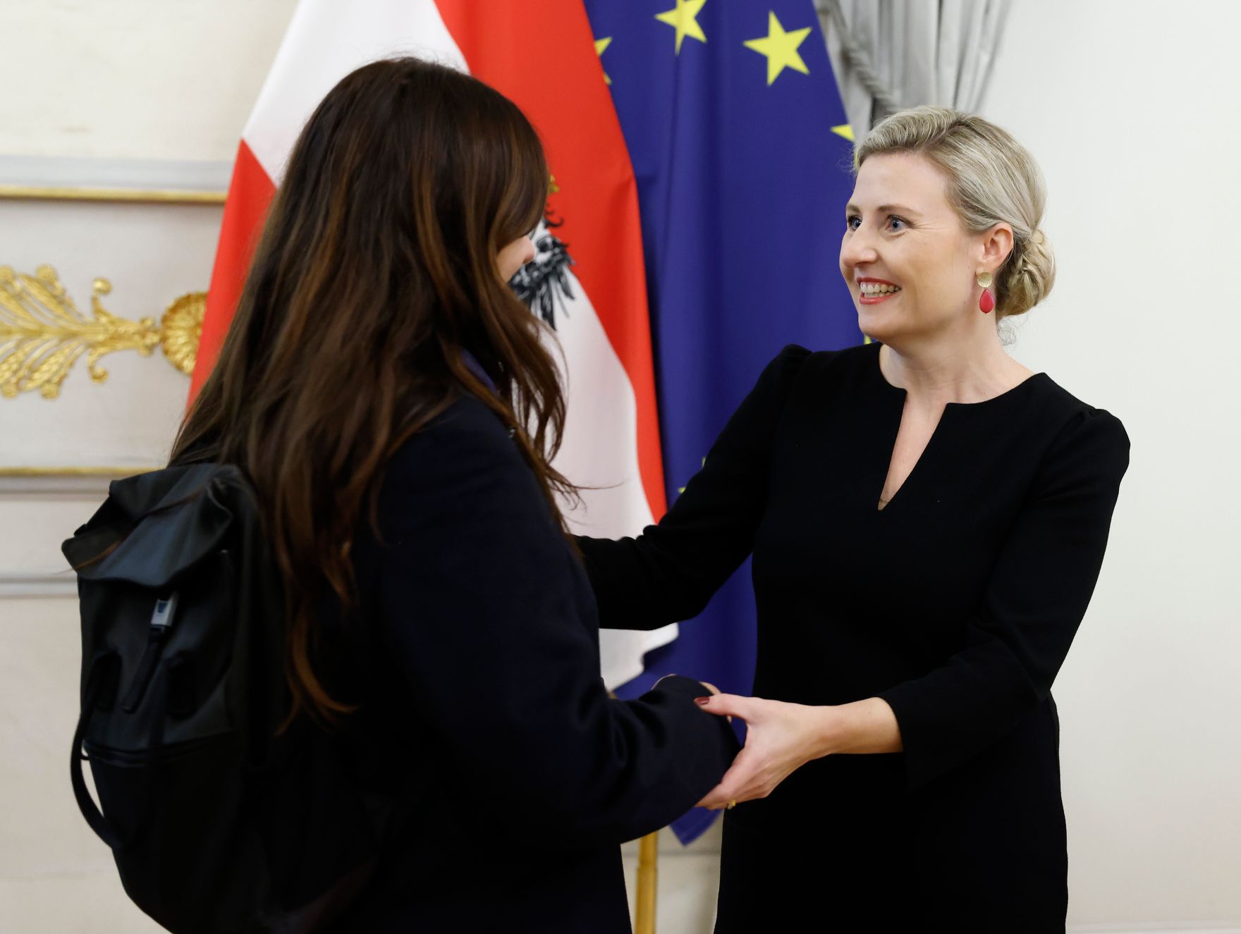 Am 26. Oktober 2024 begr&uuml;&szlig;te Bundesministerin Susanne Raab (im Bild) Besucherinnen und Besucher im Bundeskanzleramt.