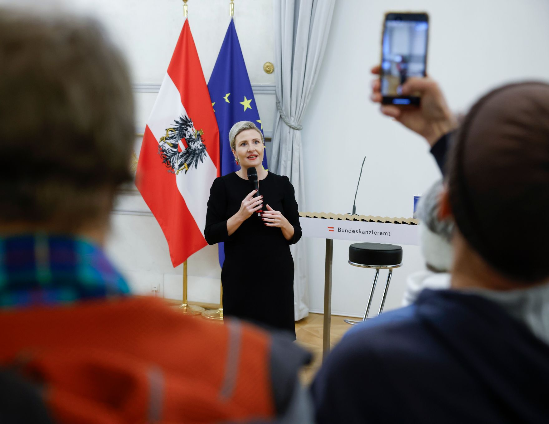 Am 26. Oktober 2024 begr&uuml;&szlig;te Bundesministerin Susanne Raab (im Bild) Besucherinnen und Besucher im Bundeskanzleramt.