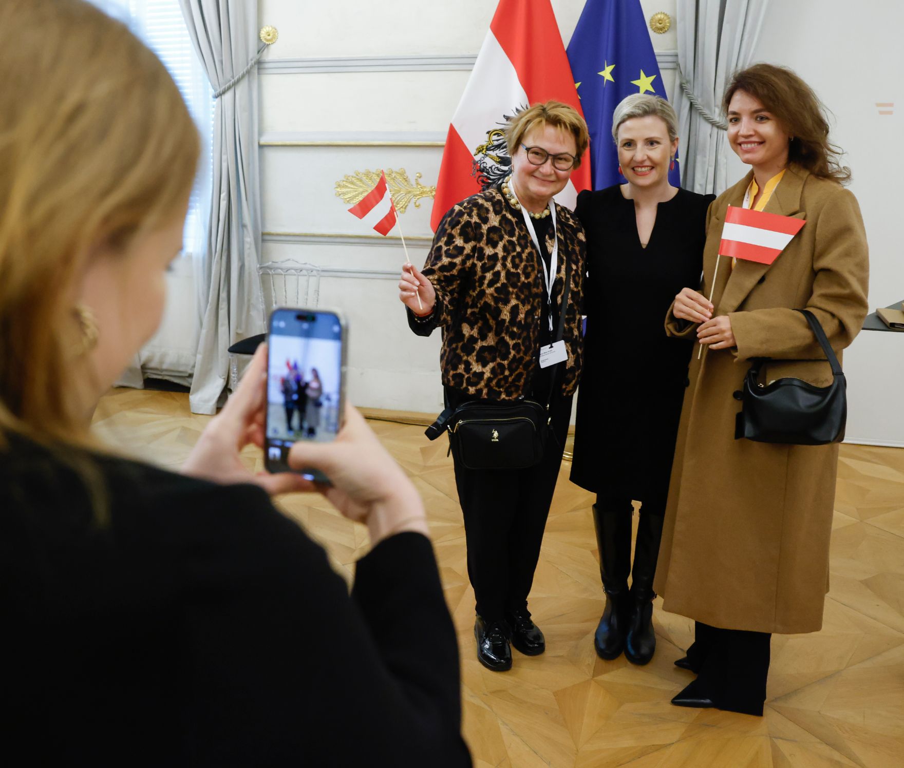 Am 26. Oktober 2024 begr&uuml;&szlig;te Bundesministerin Susanne Raab (im Bild) Besucherinnen und Besucher im Bundeskanzleramt.