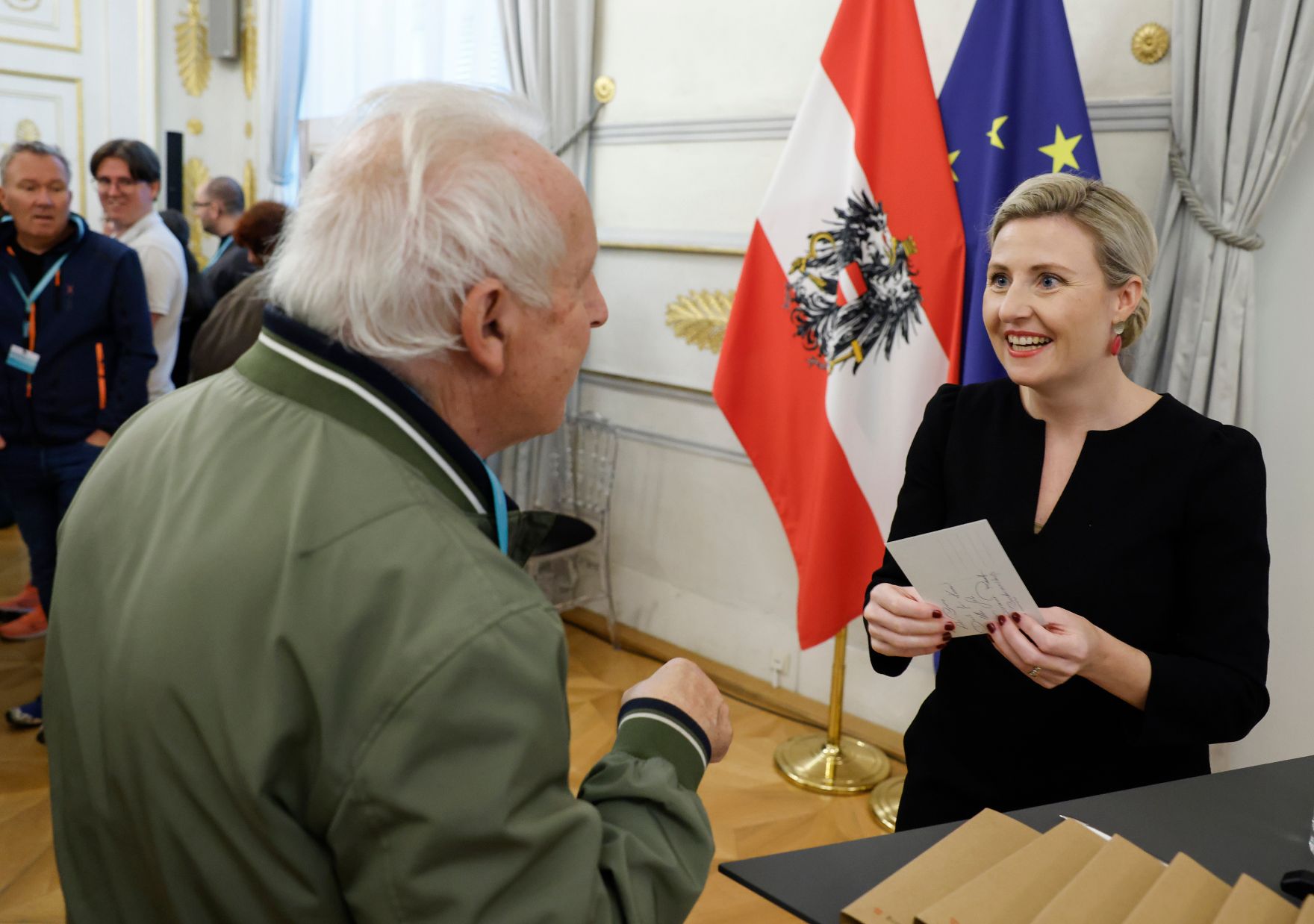 Am 26. Oktober 2024 begr&uuml;&szlig;te Bundesministerin Susanne Raab (im Bild) Besucherinnen und Besucher im Bundeskanzleramt.