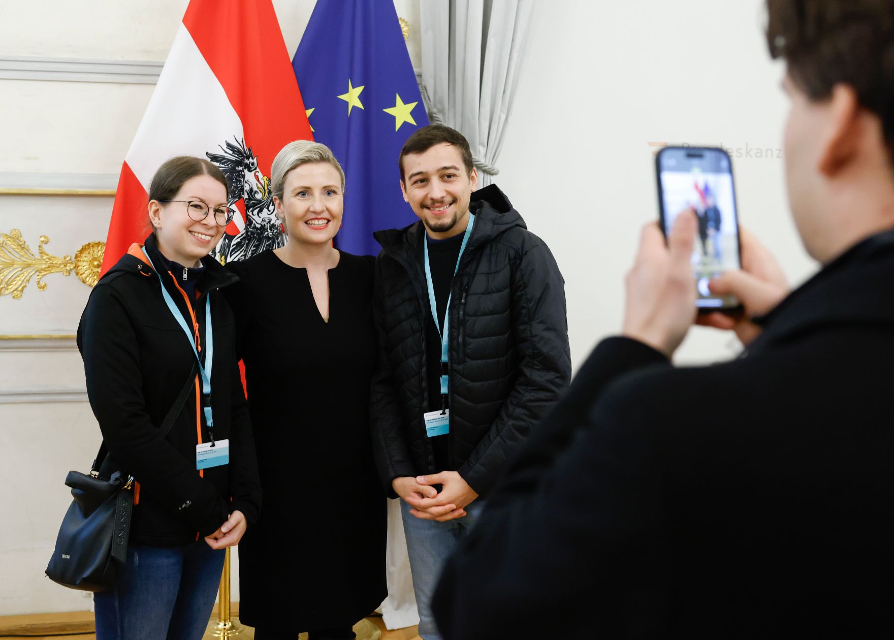 Am 26. Oktober 2024 begr&uuml;&szlig;te Bundesministerin Susanne Raab (im Bild) Besucherinnen und Besucher im Bundeskanzleramt.