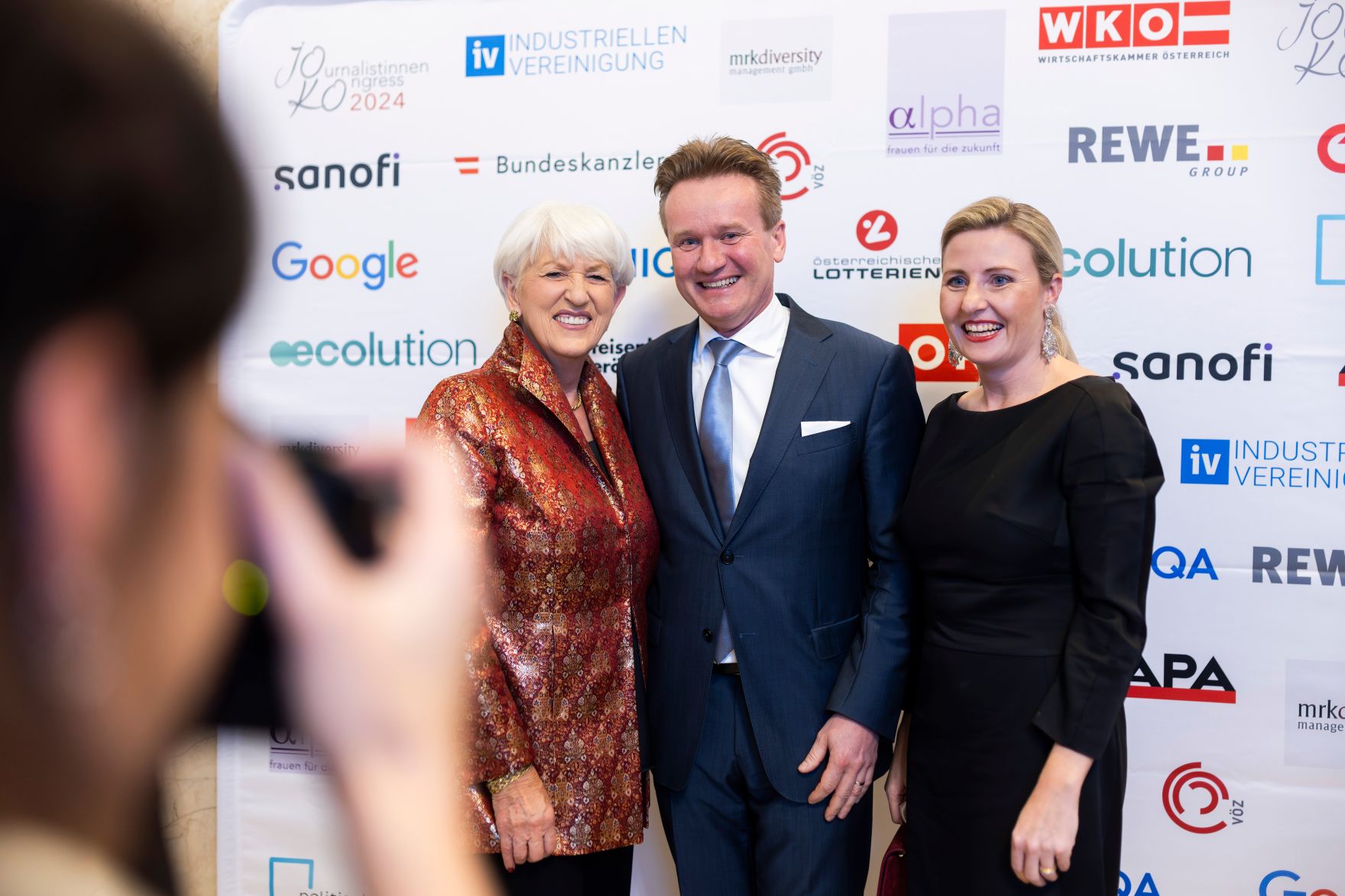 Am 5. November 2024 nahm Bundesministerin Susanne Raab (r.) am Gala-Abend der MedienL&Ouml;WINNEN 2024 im Haus der Industrie teil.