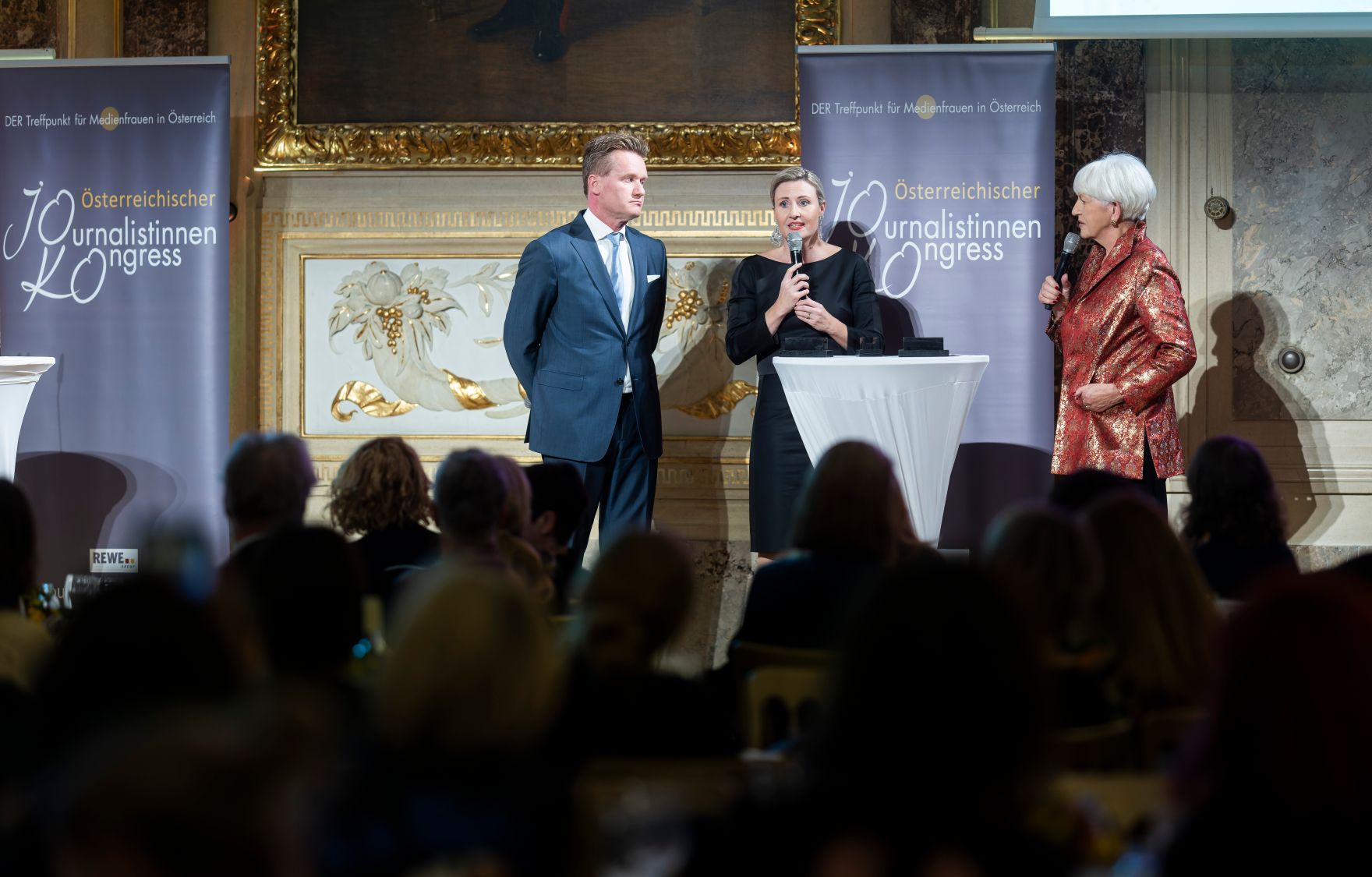 Am 5. November 2024 nahm Bundesministerin Susanne Raab (m.) am Gala-Abend der MedienL&Ouml;WINNEN 2024 im Haus der Industrie teil.