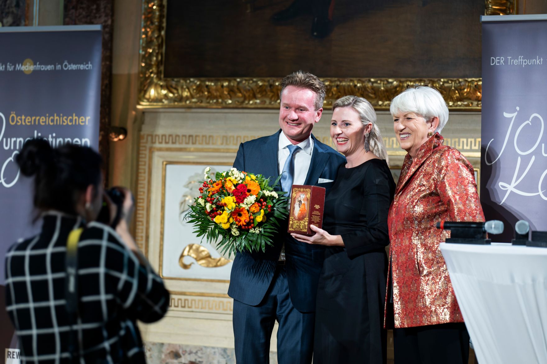 Am 5. November 2024 nahm Bundesministerin Susanne Raab (m.r.) am Gala-Abend der MedienL&Ouml;WINNEN 2024 im Haus der Industrie teil.