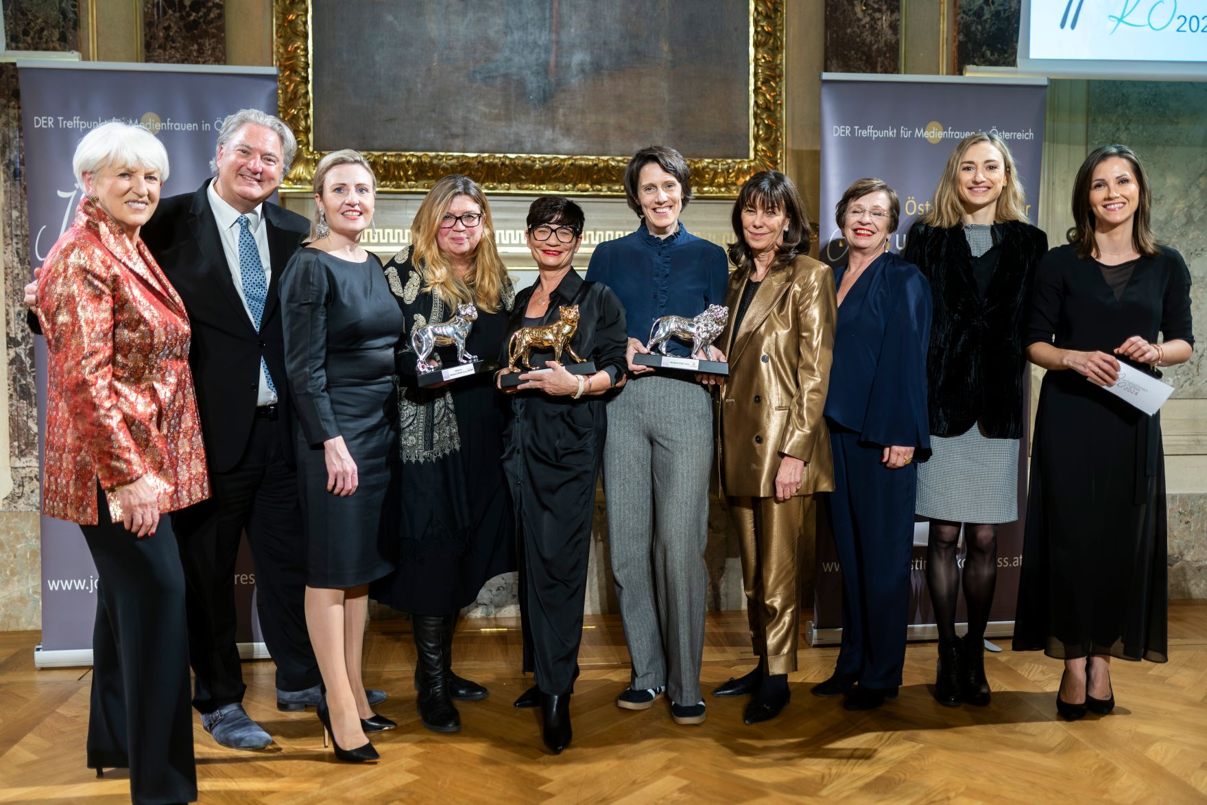 Am 5. November 2024 nahm Bundesministerin Susanne Raab (3.v.l.) am Gala-Abend der MedienL&Ouml;WINNEN 2024 im Haus der Industrie teil.