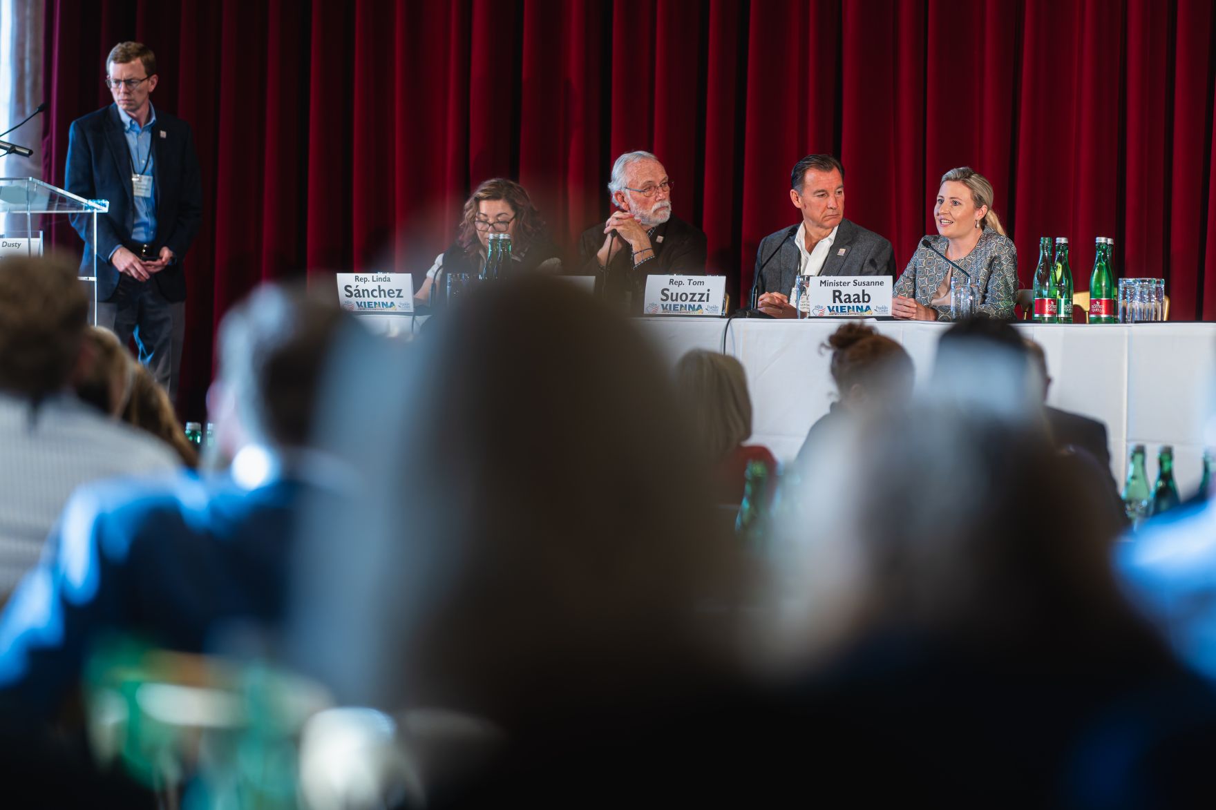 Am 11. November 2024 nahm Bundesministerin Susanne Raab (im Bild) an der Trans Atlantic Podiumsdiskussion teil.