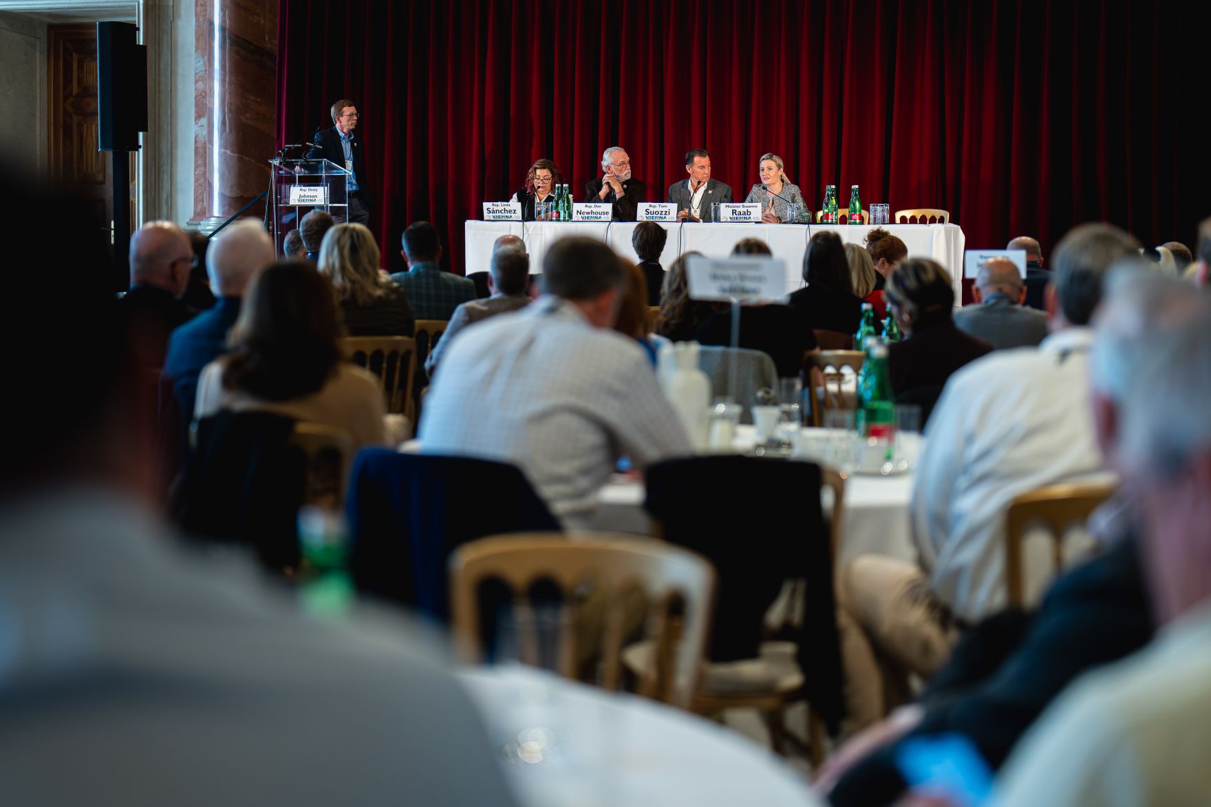 Am 11. November 2024 nahm Bundesministerin Susanne Raab (im Bild) an der Trans Atlantic Podiumsdiskussion teil.