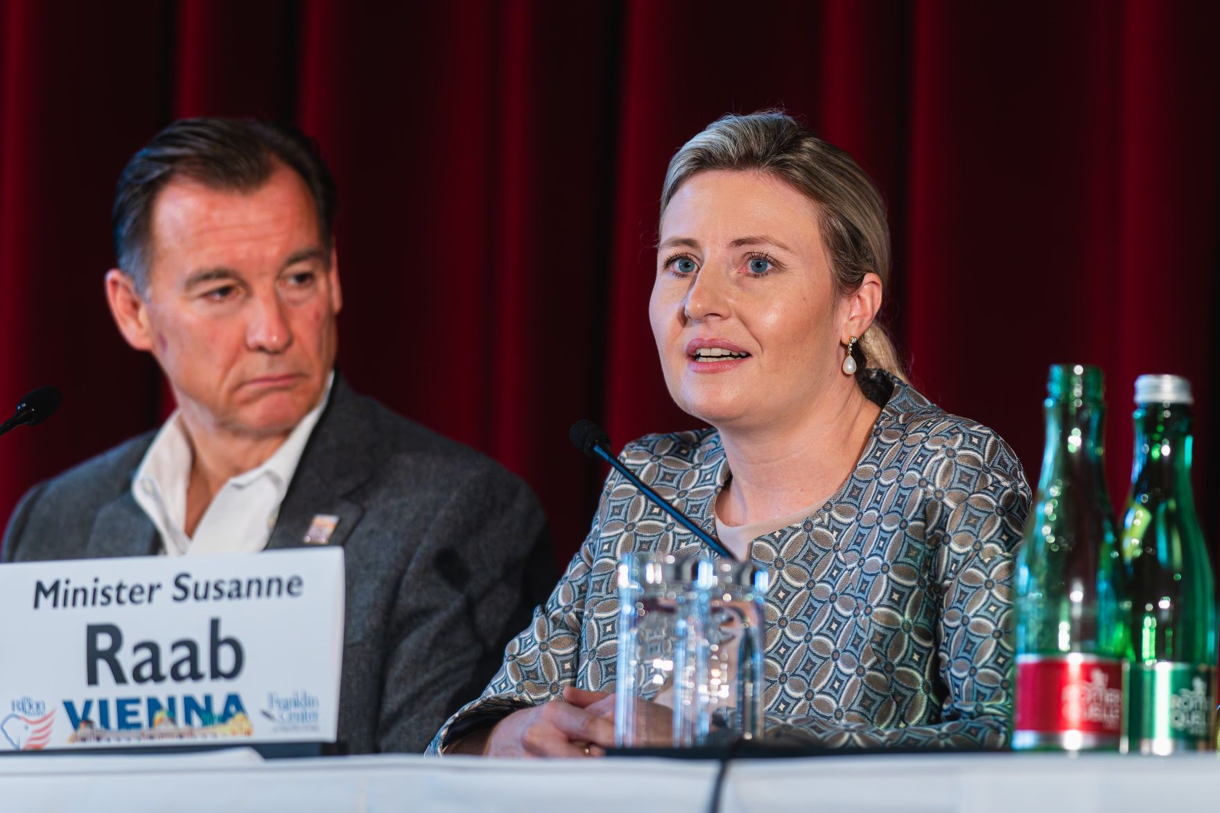 Am 11. November 2024 nahm Bundesministerin Susanne Raab (r.) an der Trans Atlantic Podiumsdiskussion teil.