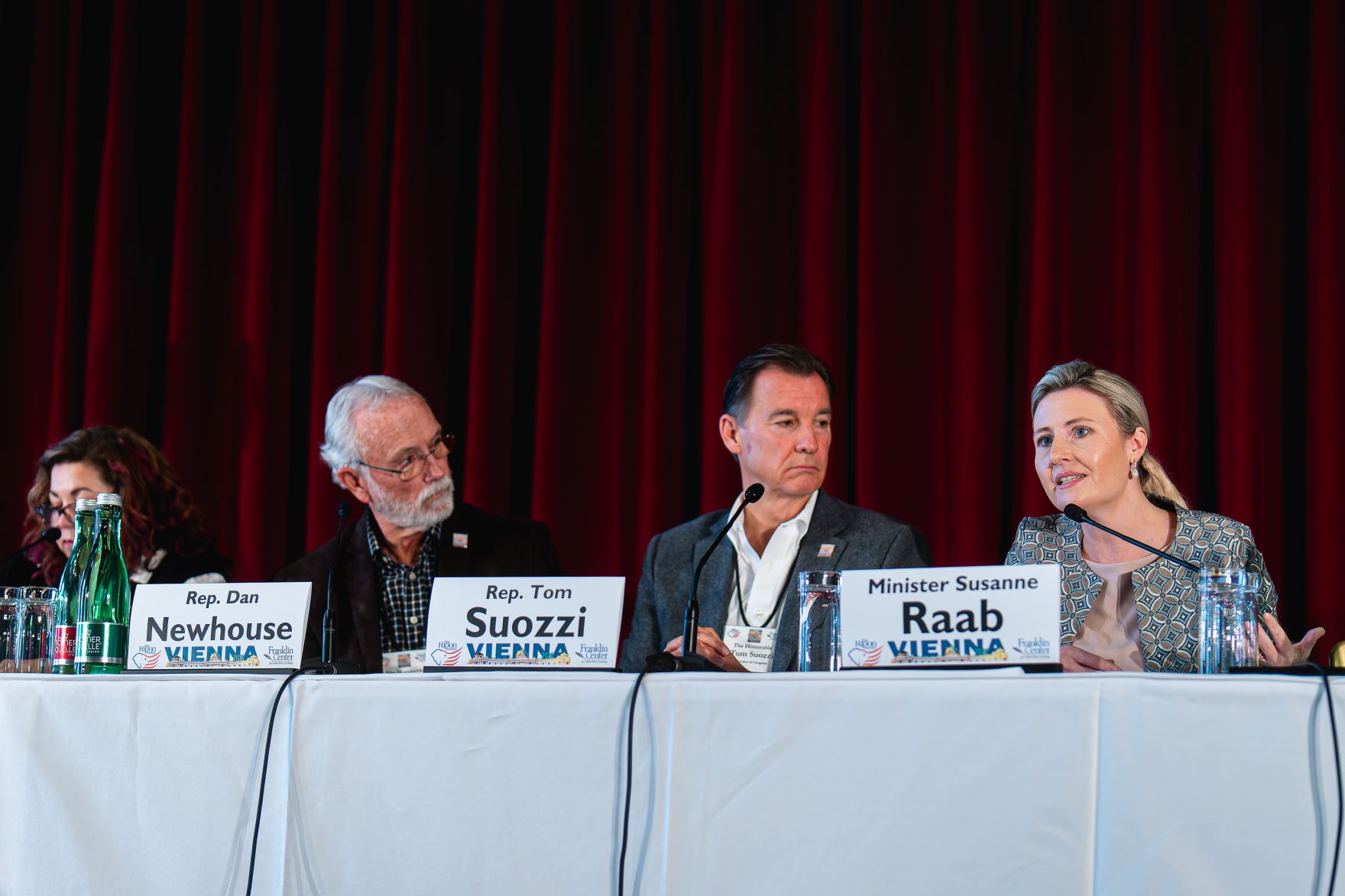 Am 11. November 2024 nahm Bundesministerin Susanne Raab (r.) an der Trans Atlantic Podiumsdiskussion teil.