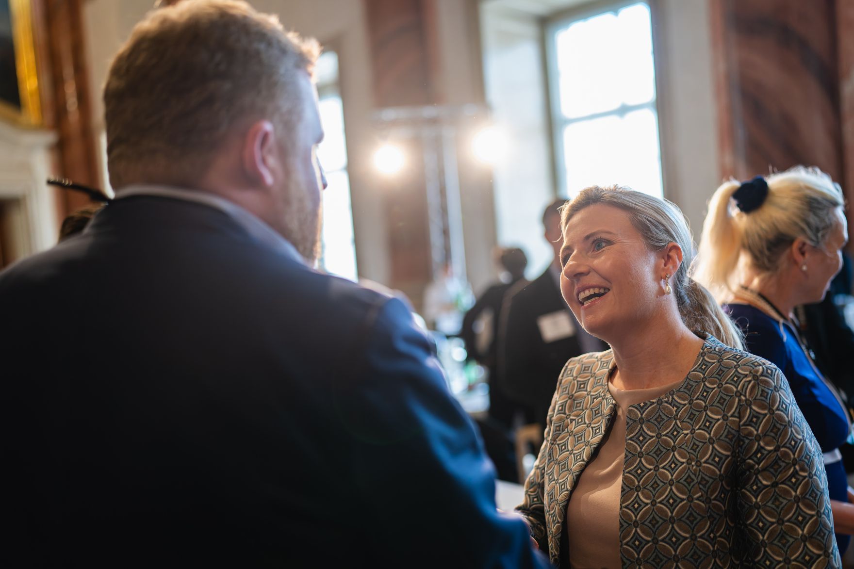 Am 11. November 2024 nahm Bundesministerin Susanne Raab (r.) an der Trans Atlantic Podiumsdiskussion teil.