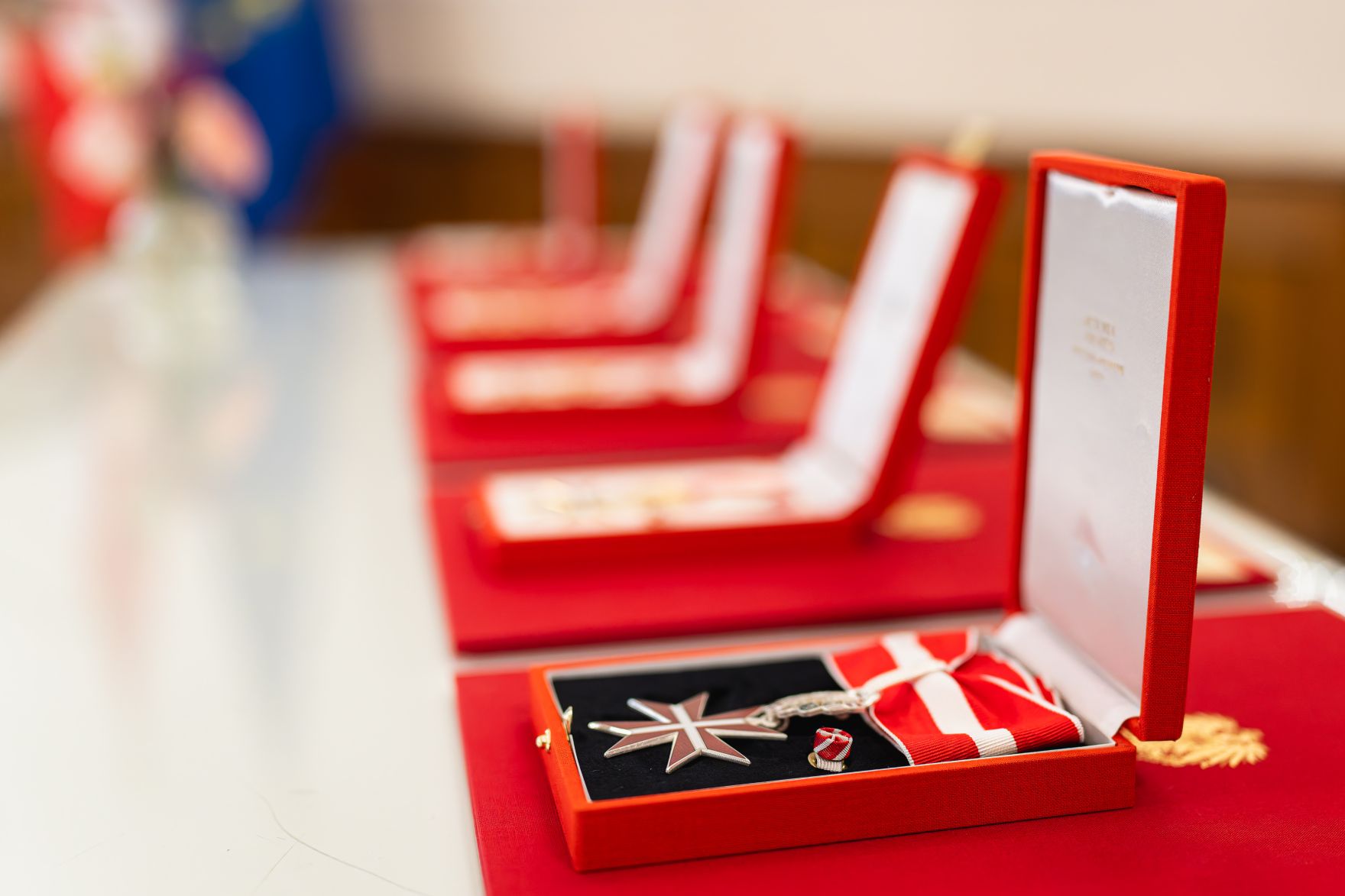 Am 12. November 2024 &uuml;berreichte Bundesministerin Susanne Raab Ehrenzeichen im Bundeskanzleramt.