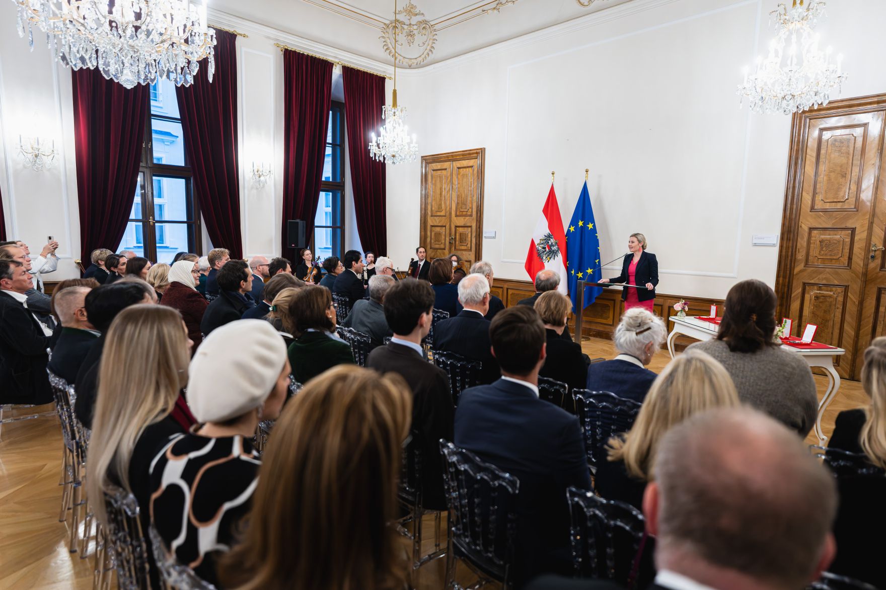 Am 12. November 2024 &uuml;berreichte Bundesministerin Susanne Raab (m.r.) Ehrenzeichen im Bundeskanzleramt.
