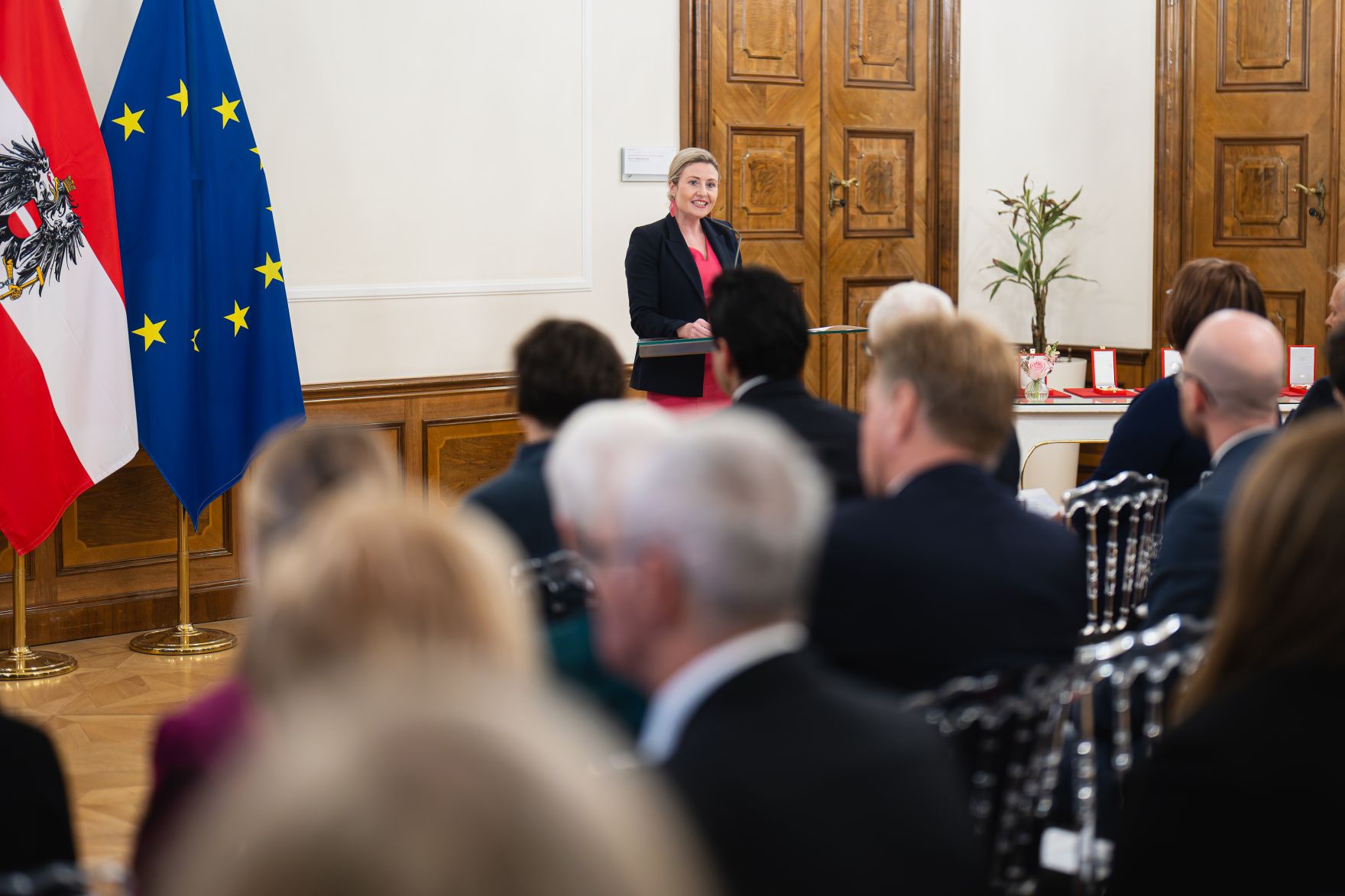 Am 12. November 2024 &uuml;berreichte Bundesministerin Susanne Raab (m.r.) Ehrenzeichen im Bundeskanzleramt.