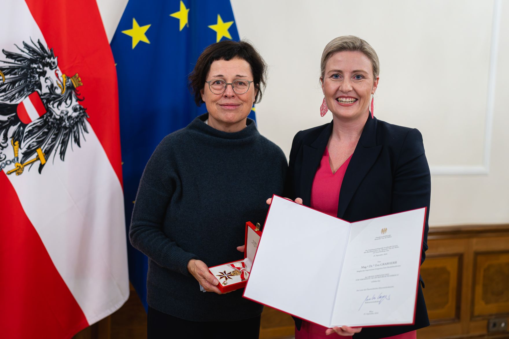 Am 12. November 2024 &uuml;berreichte Bundesministerin Susanne Raab (r.) Ehrenzeichen im Bundeskanzleramt. Im Bild mit Eva Grabherr (l.).