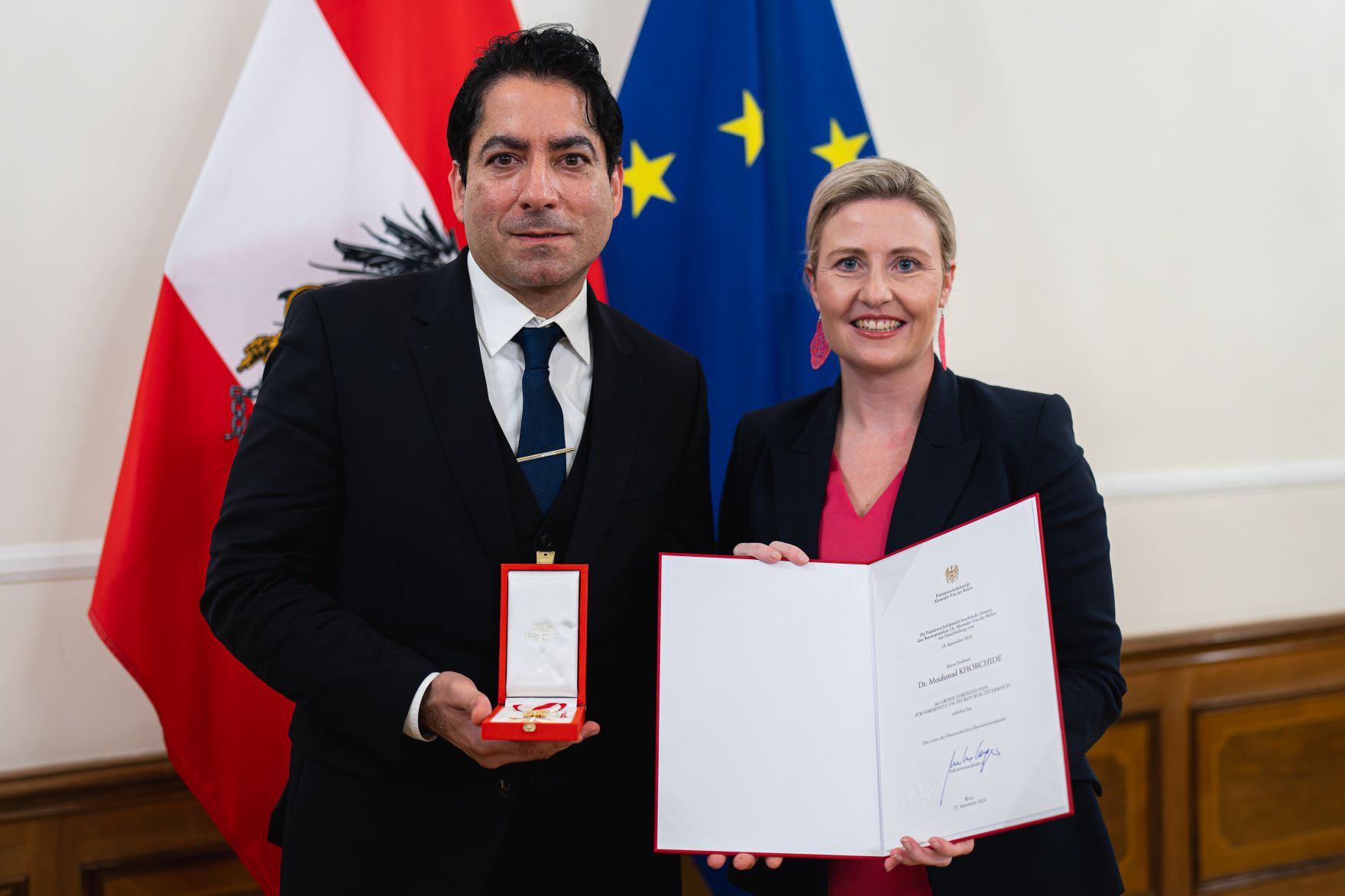 Am 12. November 2024 &uuml;berreichte Bundesministerin Susanne Raab (r.) Ehrenzeichen im Bundeskanzleramt. Im Bild mit Mouhanad Khorchide (l.).