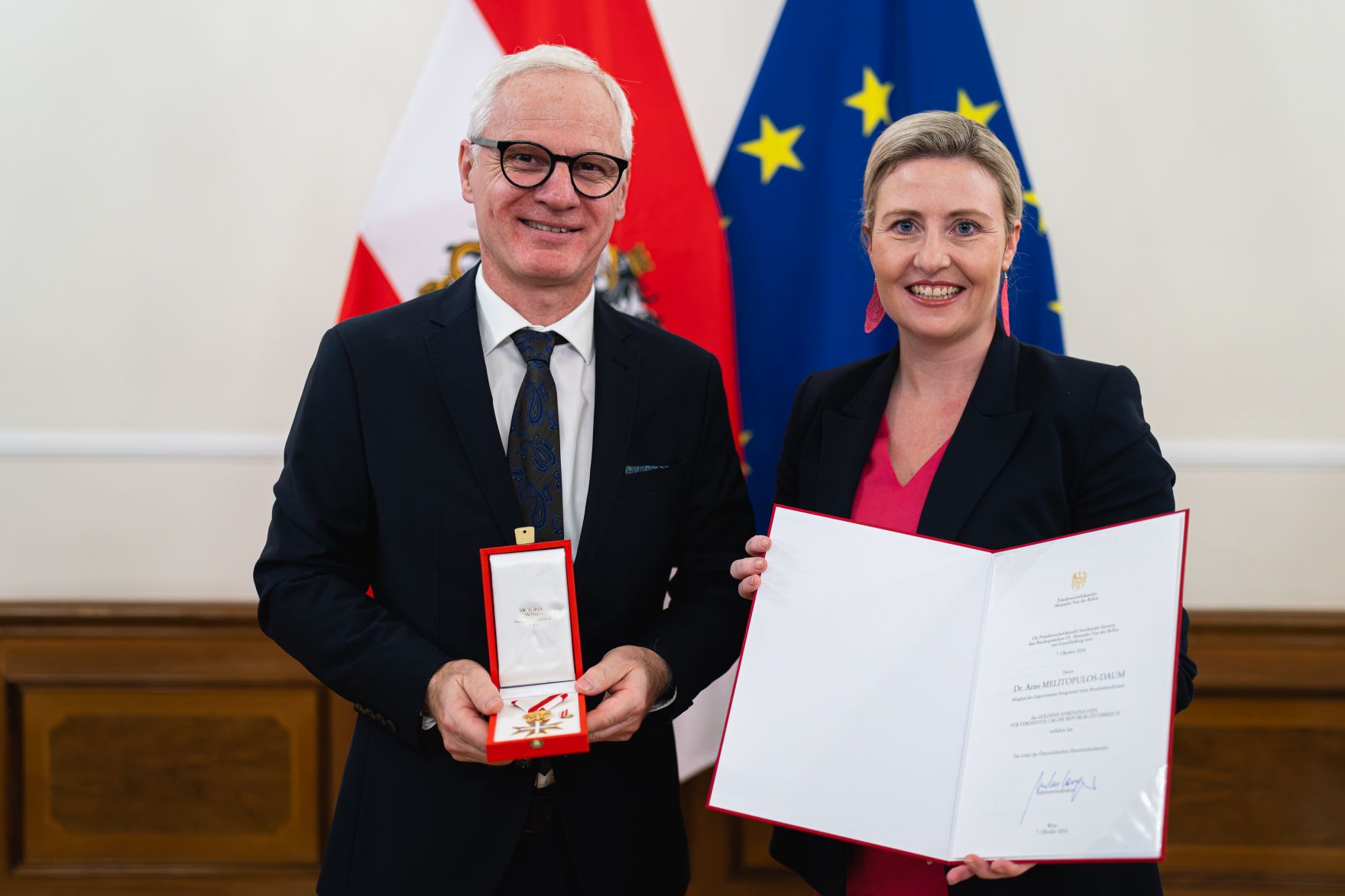 Am 12. November 2024 &uuml;berreichte Bundesministerin Susanne Raab (r.) Ehrenzeichen im Bundeskanzleramt. Im Bild mit Arno Melitopulos-Daum (l.).