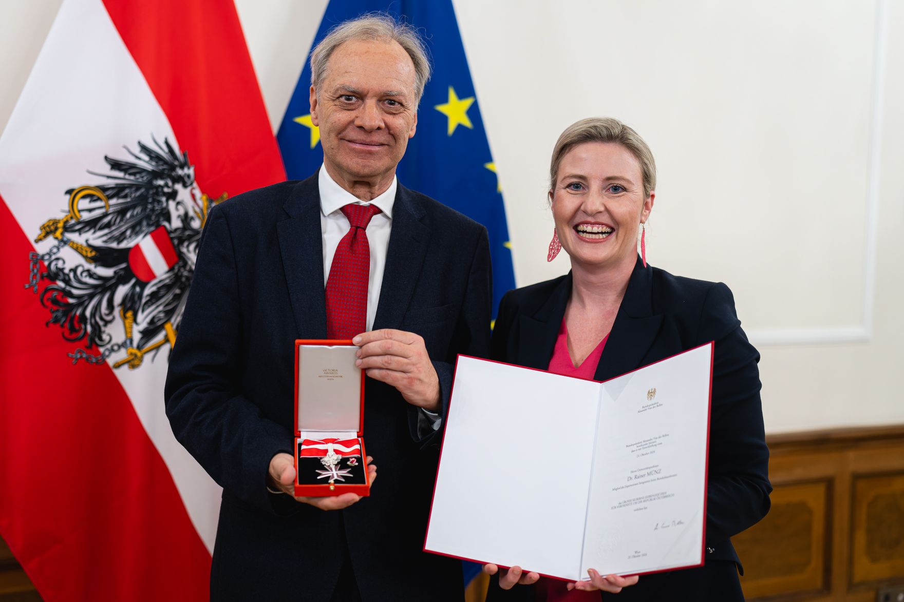 Am 12. November 2024 &uuml;berreichte Bundesministerin Susanne Raab (r.) Ehrenzeichen im Bundeskanzleramt. Im Bild mit Rainer M&uuml;nz (l.).
