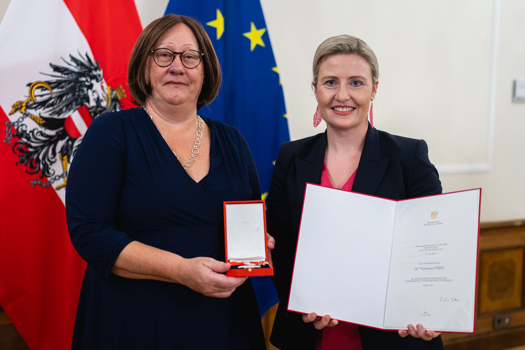 Am 12. November 2024 &uuml;berreichte Bundesministerin Susanne Raab (r.) Ehrenzeichen im Bundeskanzleramt. Im Bild mit Katharina Pabel (l.).