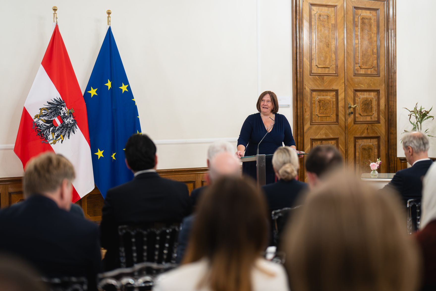 Am 12. November 2024 &uuml;berreichte Bundesministerin Susanne Raab (r.) Ehrenzeichen im Bundeskanzleramt. Im Bild mit Katharina Pabel (m.r.).