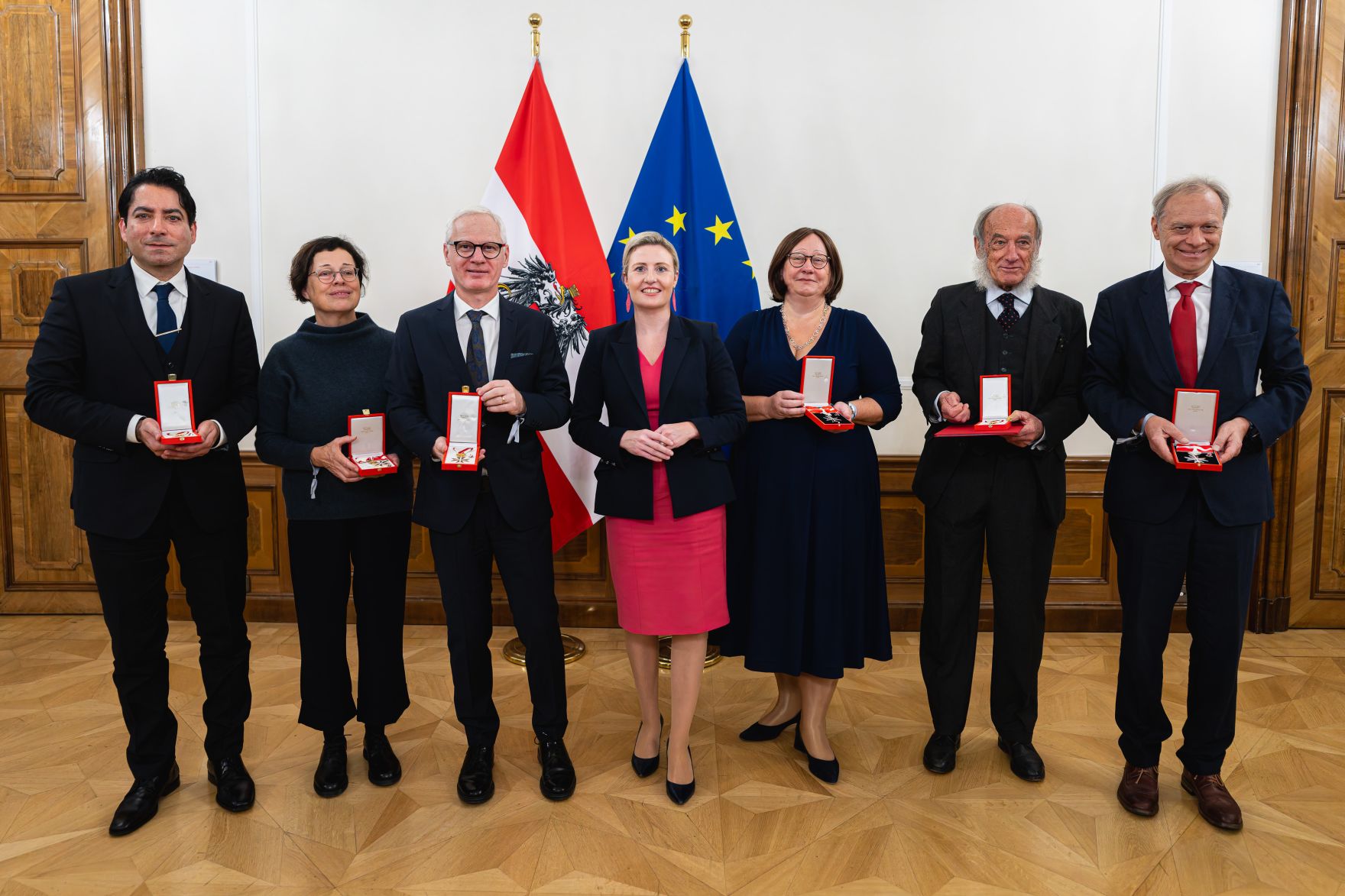 Am 12. November 2024 &uuml;berreichte Bundesministerin Susanne Raab (Mitte) Ehrenzeichen im Bundeskanzleramt. Im Bild mit Mouhanad Khorchide, Eva Grabherr, Arno Melitopulos-Daum, Katharina Pabel, Hans Winkler und Rainer M&uuml;nz (von links).
