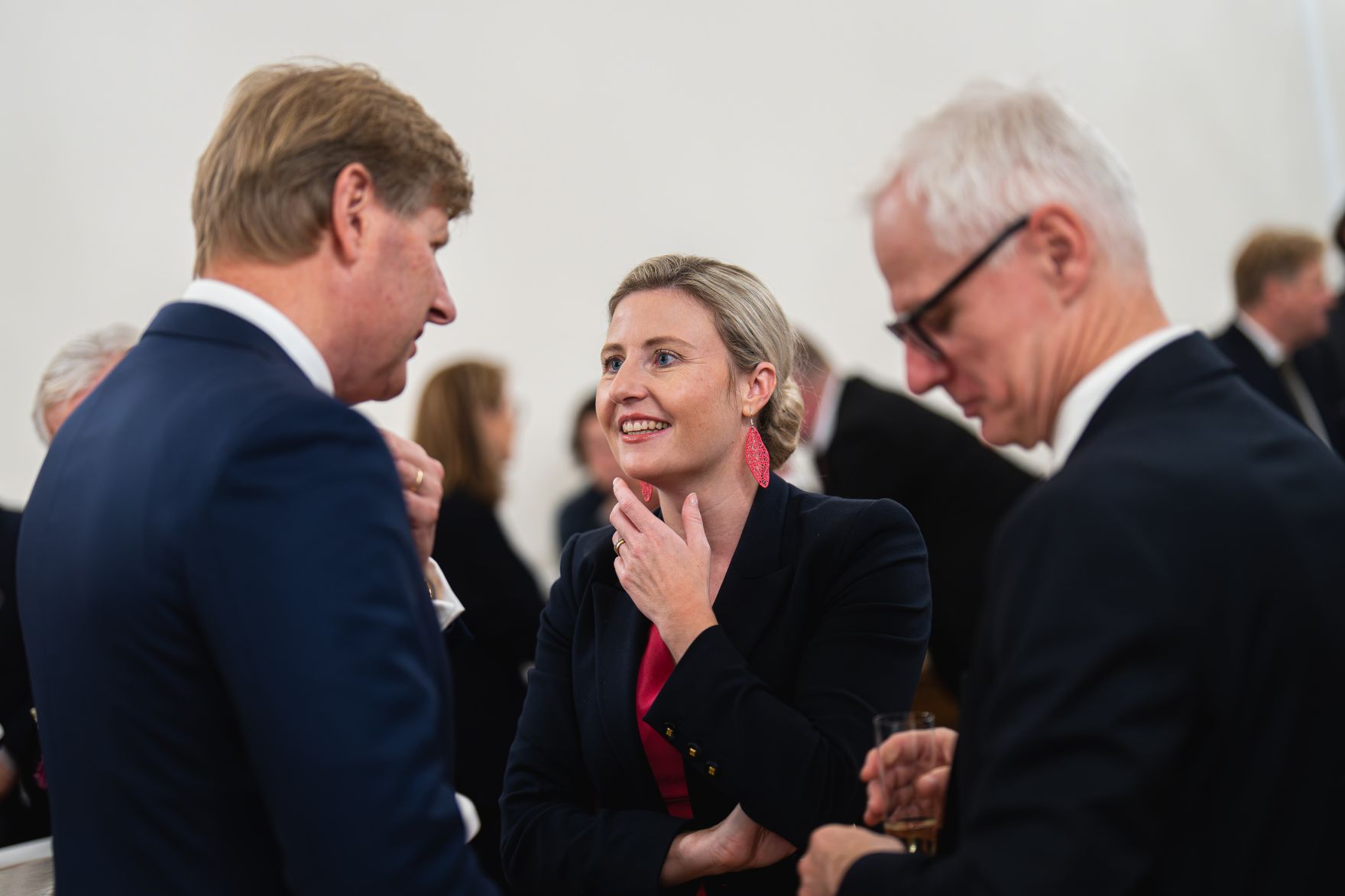 Am 12. November 2024 &uuml;berreichte Bundesministerin Susanne Raab (m.) Ehrenzeichen im Bundeskanzleramt. Im Bild mit Arno Melitopulos-Daum (r.).