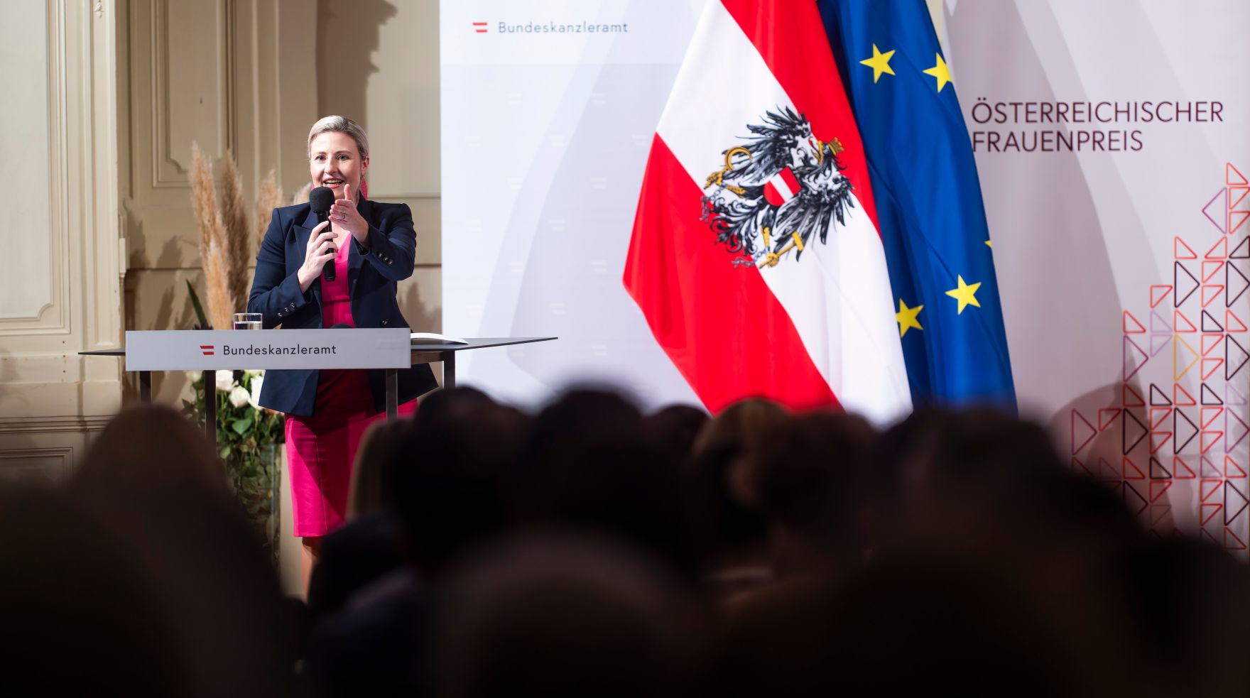 Am 12. November 2024 verlieh Bundesministerin Susanne Raab (l.) im Rahmen des Festaktes des &Ouml;sterreichischen Frauenpreises zwei Staatspreise, einen Lebenswerkpreis und weitere gestiftete Preise.