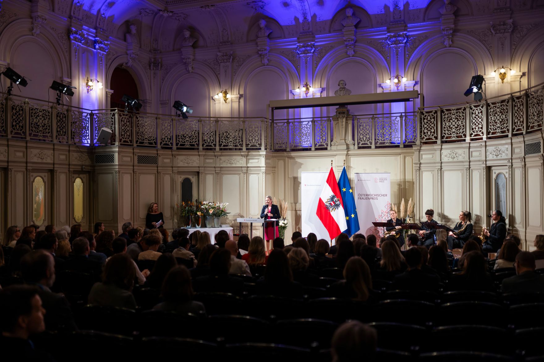 Am 12. November 2024 verlieh Bundesministerin Susanne Raab (m.) im Rahmen des Festaktes des &Ouml;sterreichischen Frauenpreises zwei Staatspreise, einen Lebenswerkpreis und weitere gestiftete Preise.