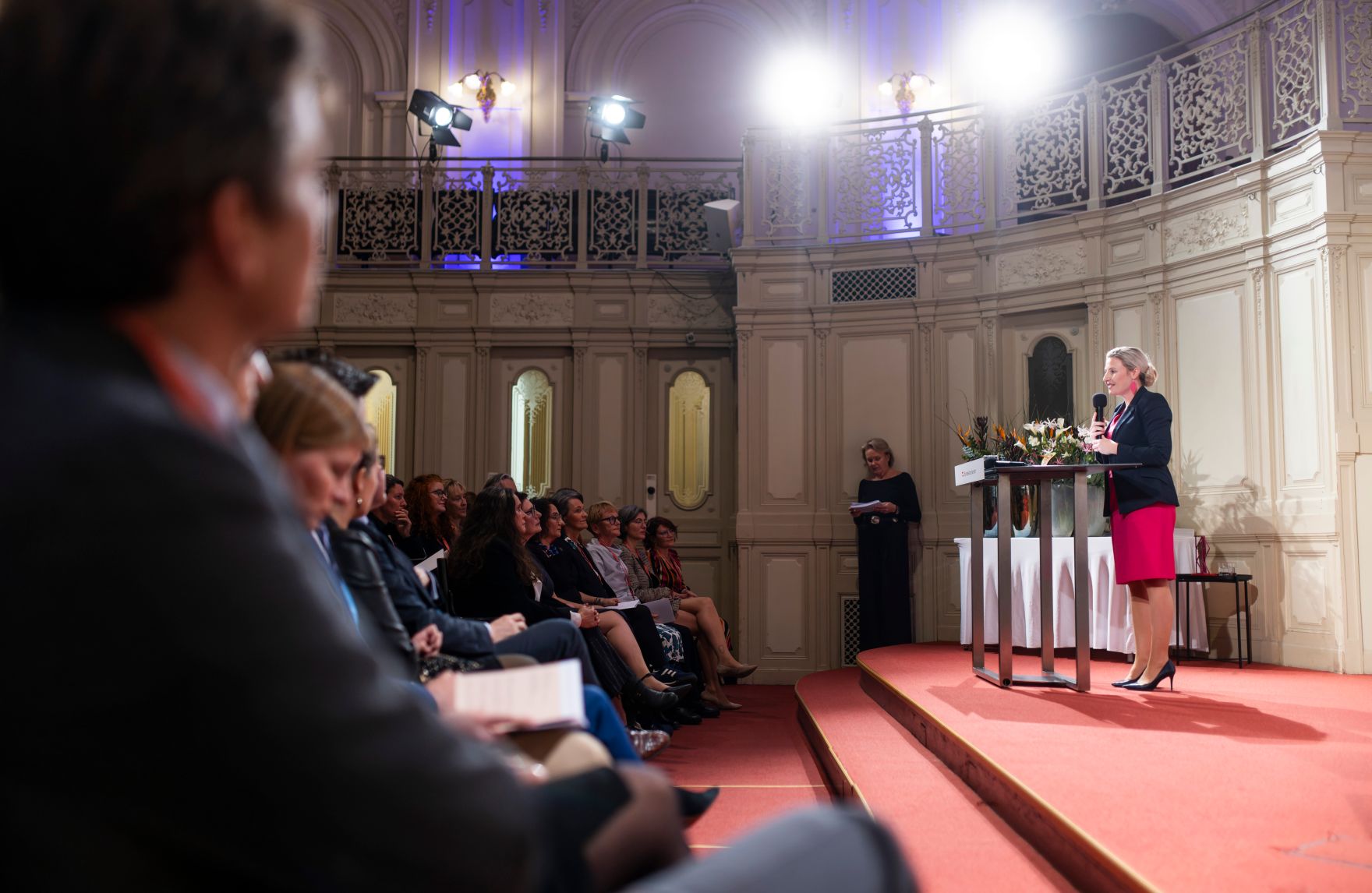 Am 12. November 2024 verlieh Bundesministerin Susanne Raab (r.) im Rahmen des Festaktes des &Ouml;sterreichischen Frauenpreises zwei Staatspreise, einen Lebenswerkpreis und weitere gestiftete Preise.