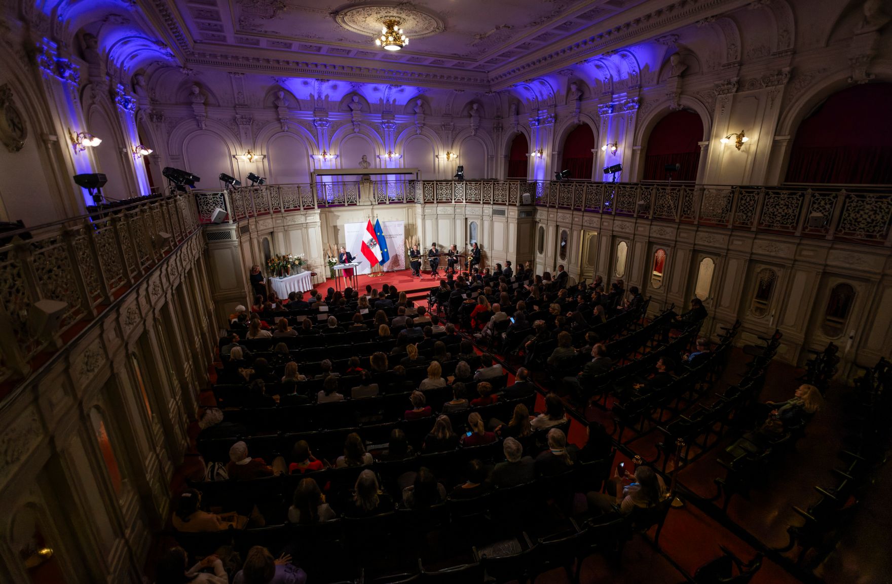 Am 12. November 2024 verlieh Bundesministerin Susanne Raab im Rahmen des Festaktes des &Ouml;sterreichischen Frauenpreises zwei Staatspreise, einen Lebenswerkpreis und weitere gestiftete Preise.