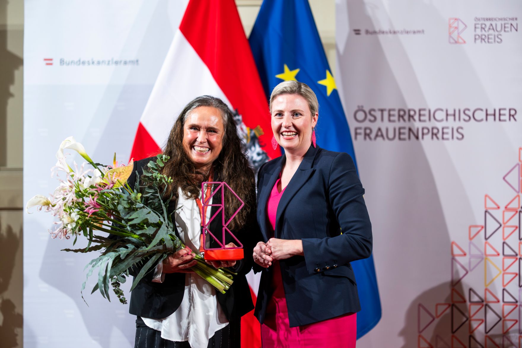 Am 12. November 2024 verlieh Bundesministerin Susanne Raab (r.) im Rahmen des Festaktes des &Ouml;sterreichischen Frauenpreises zwei Staatspreise, einen Lebenswerkpreis und weitere gestiftete Preise.