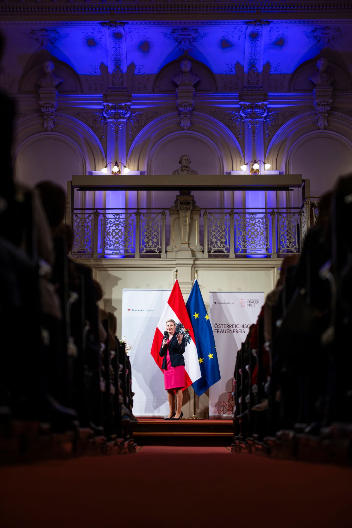 Am 12. November 2024 verlieh Bundesministerin Susanne Raab (m.) im Rahmen des Festaktes des &Ouml;sterreichischen Frauenpreises zwei Staatspreise, einen Lebenswerkpreis und weitere gestiftete Preise.