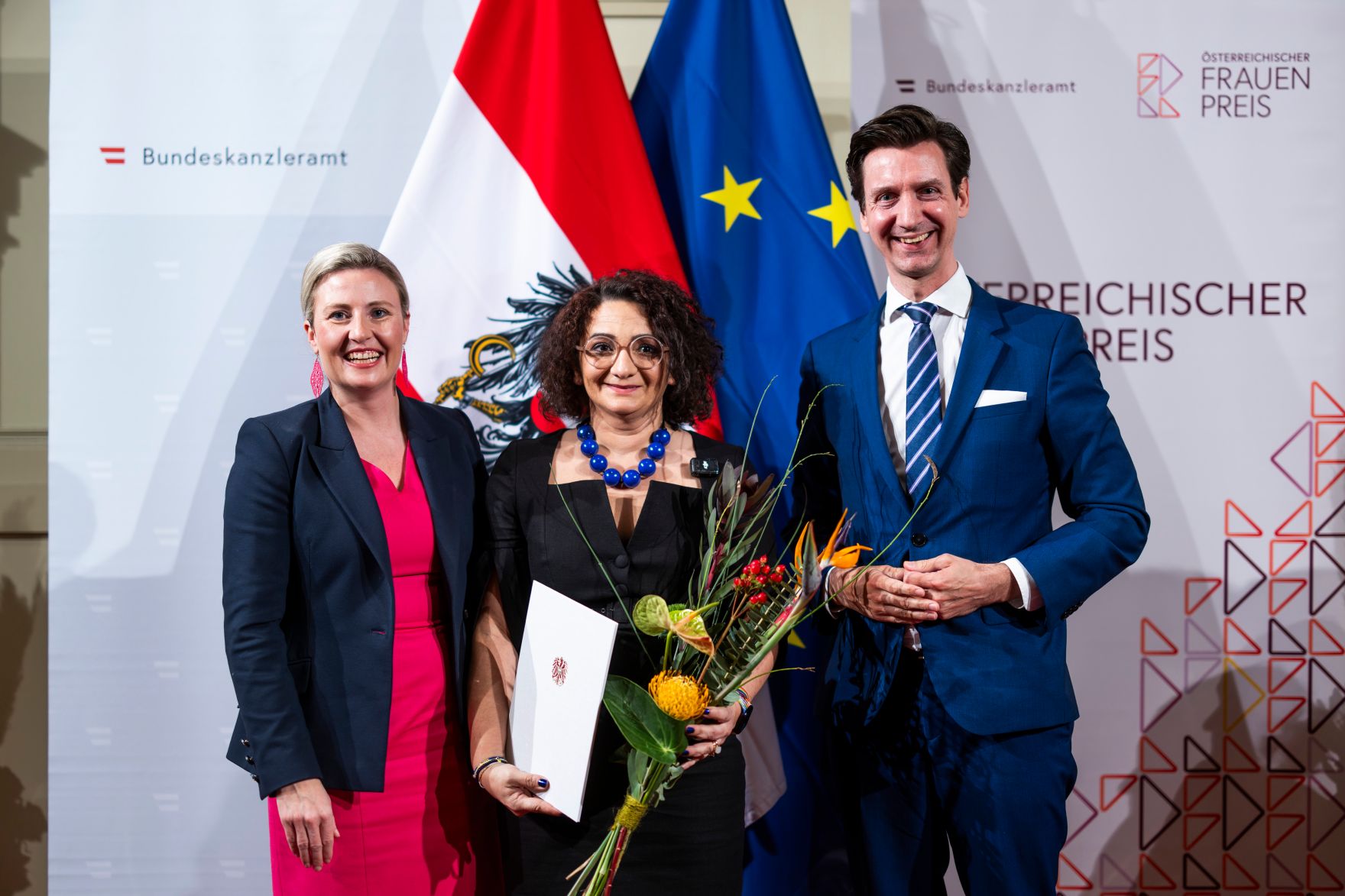 Am 12. November 2024 verlieh Bundesministerin Susanne Raab (l.) im Rahmen des Festaktes des &Ouml;sterreichischen Frauenpreises zwei Staatspreise, einen Lebenswerkpreis und weitere gestiftete Preise.