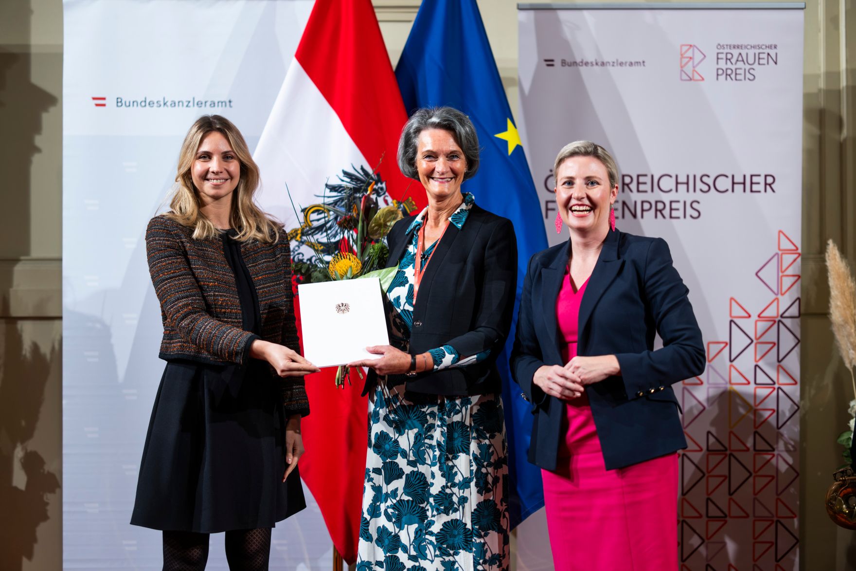 Am 12. November 2024 verlieh Bundesministerin Susanne Raab (r.) im Rahmen des Festaktes des &Ouml;sterreichischen Frauenpreises zwei Staatspreise, einen Lebenswerkpreis und weitere gestiftete Preise.