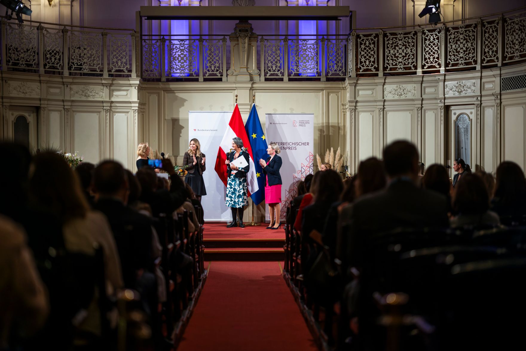 Am 12. November 2024 verlieh Bundesministerin Susanne Raab (m.r.) im Rahmen des Festaktes des &Ouml;sterreichischen Frauenpreises zwei Staatspreise, einen Lebenswerkpreis und weitere gestiftete Preise.