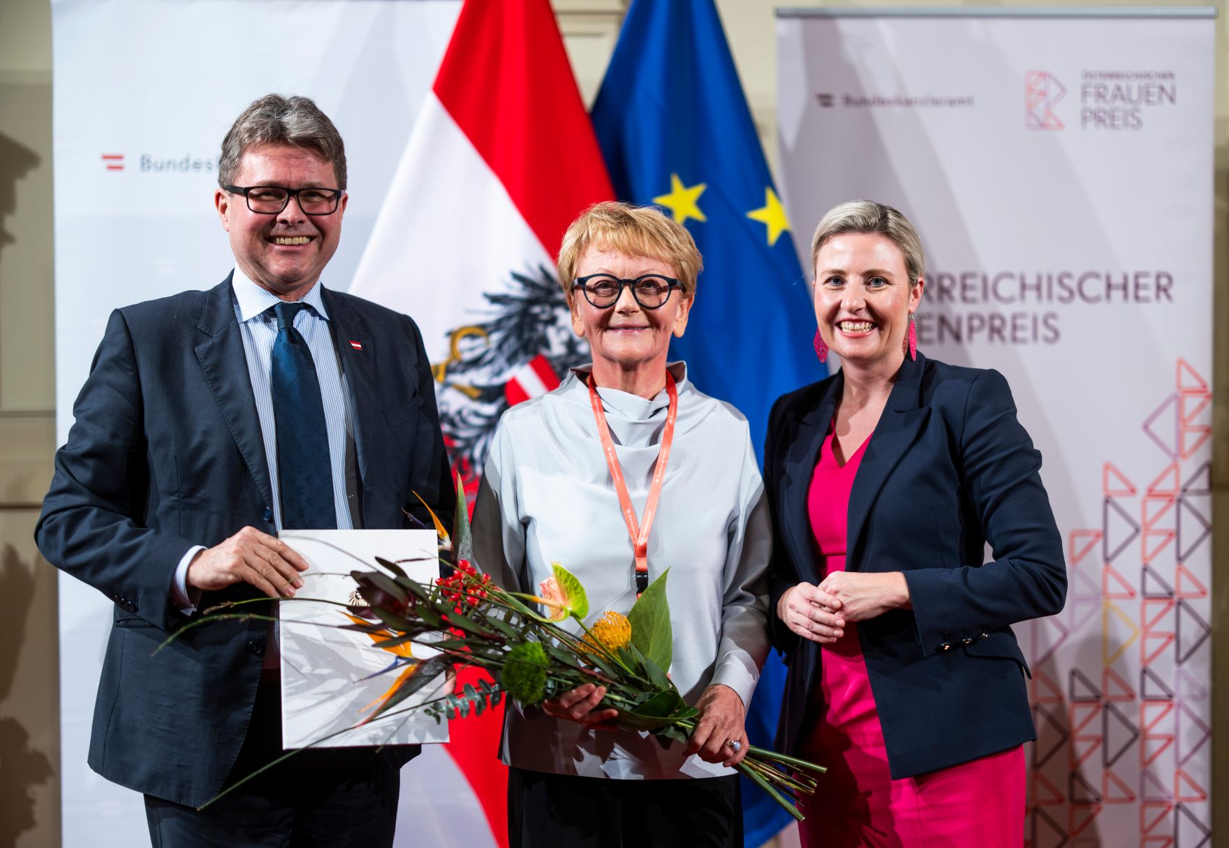 Am 12. November 2024 verlieh Bundesministerin Susanne Raab (r.) im Rahmen des Festaktes des &Ouml;sterreichischen Frauenpreises zwei Staatspreise, einen Lebenswerkpreis und weitere gestiftete Preise. Im Bild mit Bundesminister Martin Polaschek (l.).