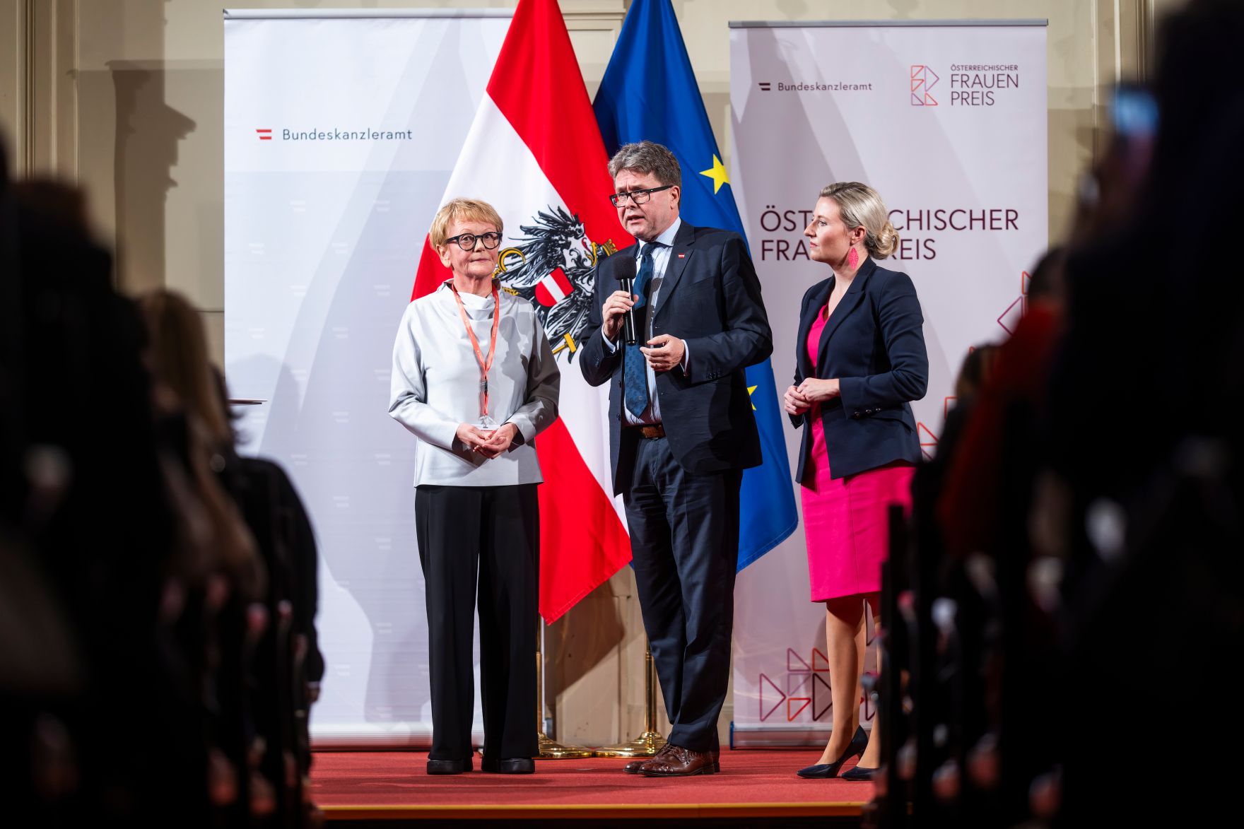 Am 12. November 2024 verlieh Bundesministerin Susanne Raab (r.) im Rahmen des Festaktes des &Ouml;sterreichischen Frauenpreises zwei Staatspreise, einen Lebenswerkpreis und weitere gestiftete Preise. Im Bild mit Bundesminister Martin Polaschek (m.).