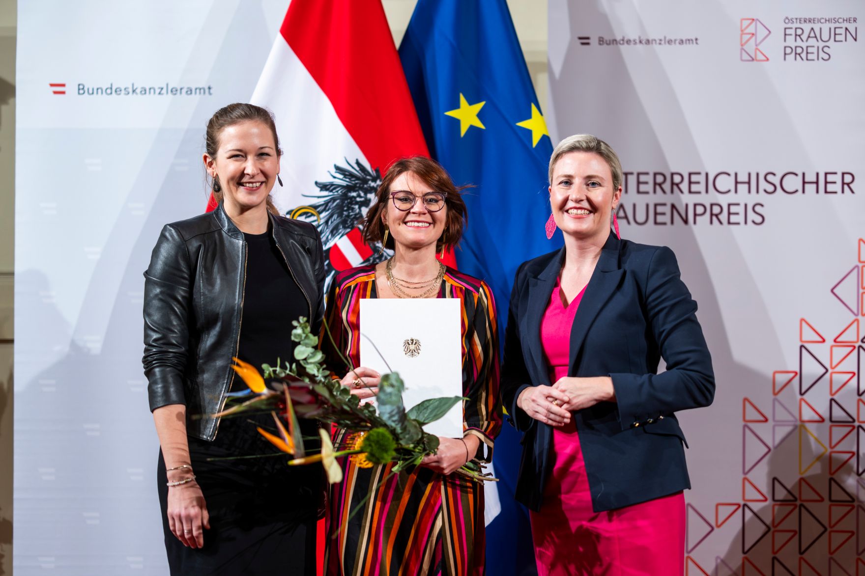 Am 12. November 2024 verlieh Bundesministerin Susanne Raab (r.) im Rahmen des Festaktes des &Ouml;sterreichischen Frauenpreises zwei Staatspreise, einen Lebenswerkpreis und weitere gestiftete Preise. Im Bild mit Staatssekret&auml;rin Claudia Plakolm (l.).