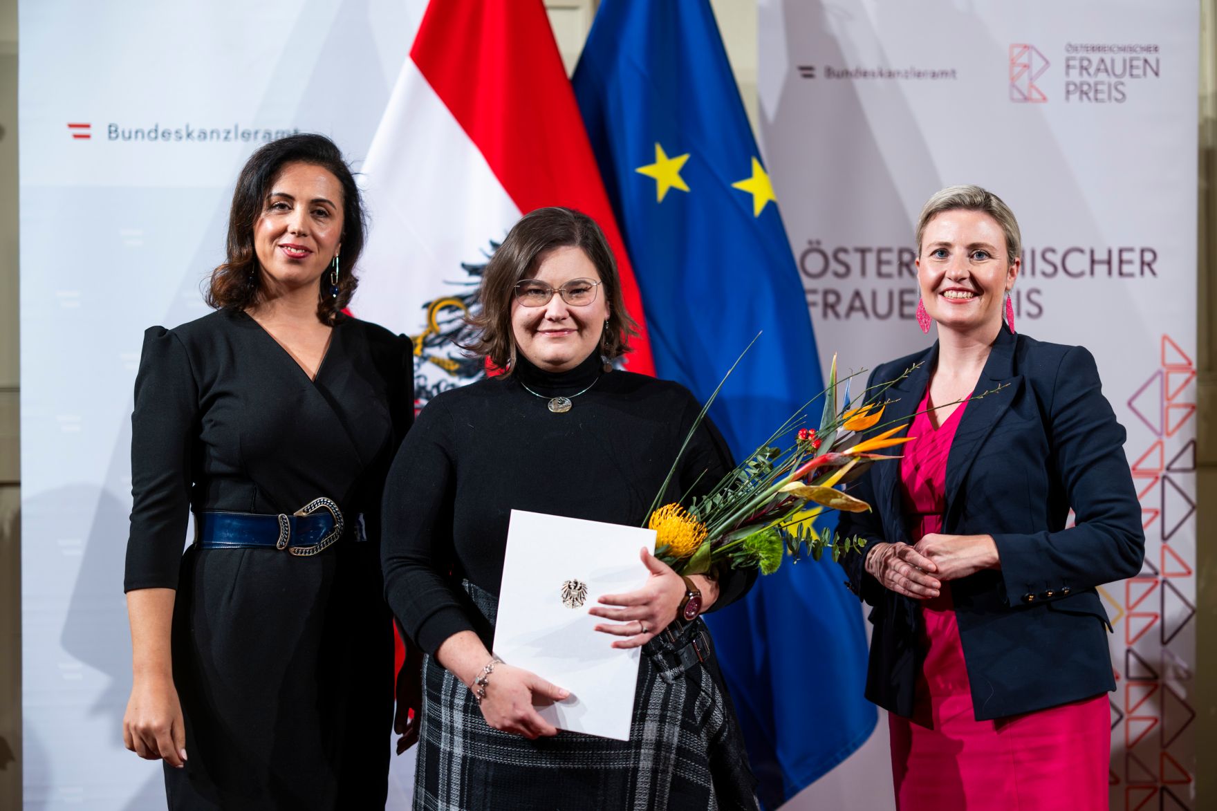 Am 12. November 2024 verlieh Bundesministerin Susanne Raab (r.) im Rahmen des Festaktes des &Ouml;sterreichischen Frauenpreises zwei Staatspreise, einen Lebenswerkpreis und weitere gestiftete Preise.