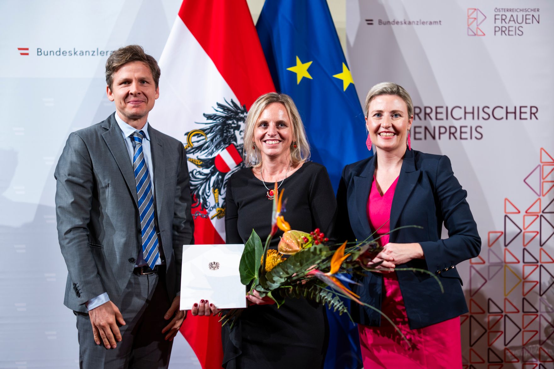 Am 12. November 2024 verlieh Bundesministerin Susanne Raab (r.) im Rahmen des Festaktes des &Ouml;sterreichischen Frauenpreises zwei Staatspreise, einen Lebenswerkpreis und weitere gestiftete Preise.