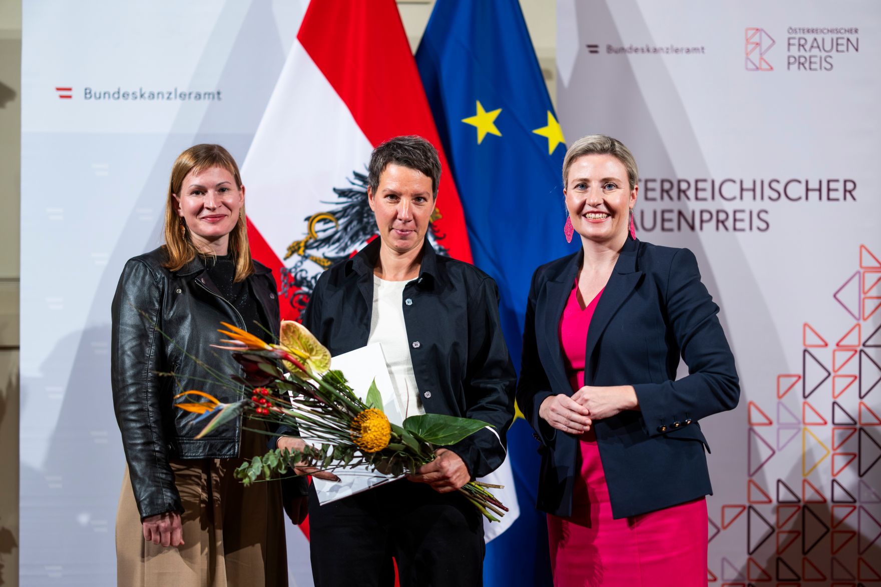 Am 12. November 2024 verlieh Bundesministerin Susanne Raab (r.) im Rahmen des Festaktes des &Ouml;sterreichischen Frauenpreises zwei Staatspreise, einen Lebenswerkpreis und weitere gestiftete Preise.