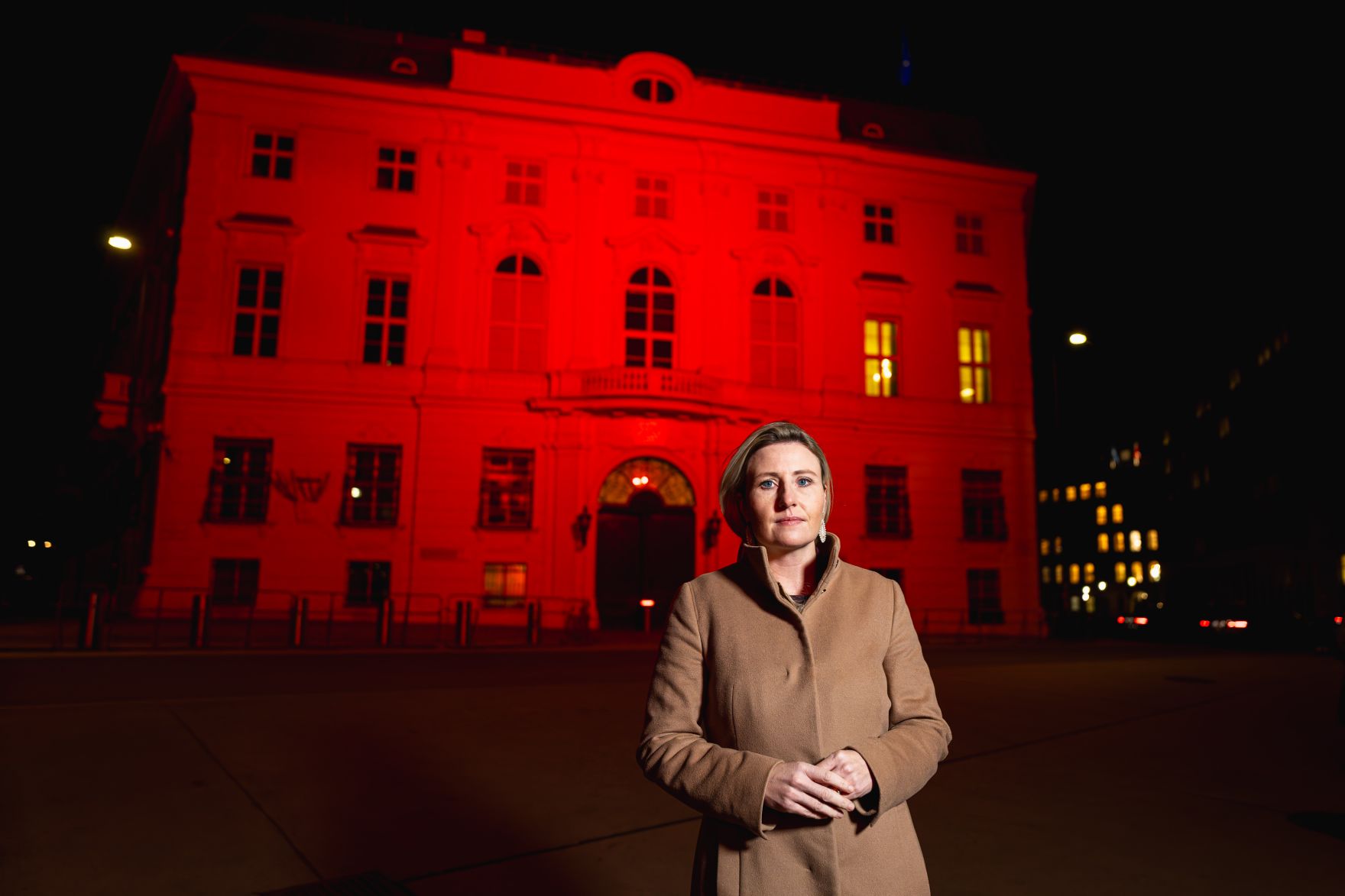 Am 20. November 2024 wurde das Bundeskanzleramt anl&auml;sslich des Red Wednesday - Aktionstag f&uuml;r verfolgte und bedrohte Christen, rot beleuchtet. Im Bild Bundesministerin Susanne Raab.