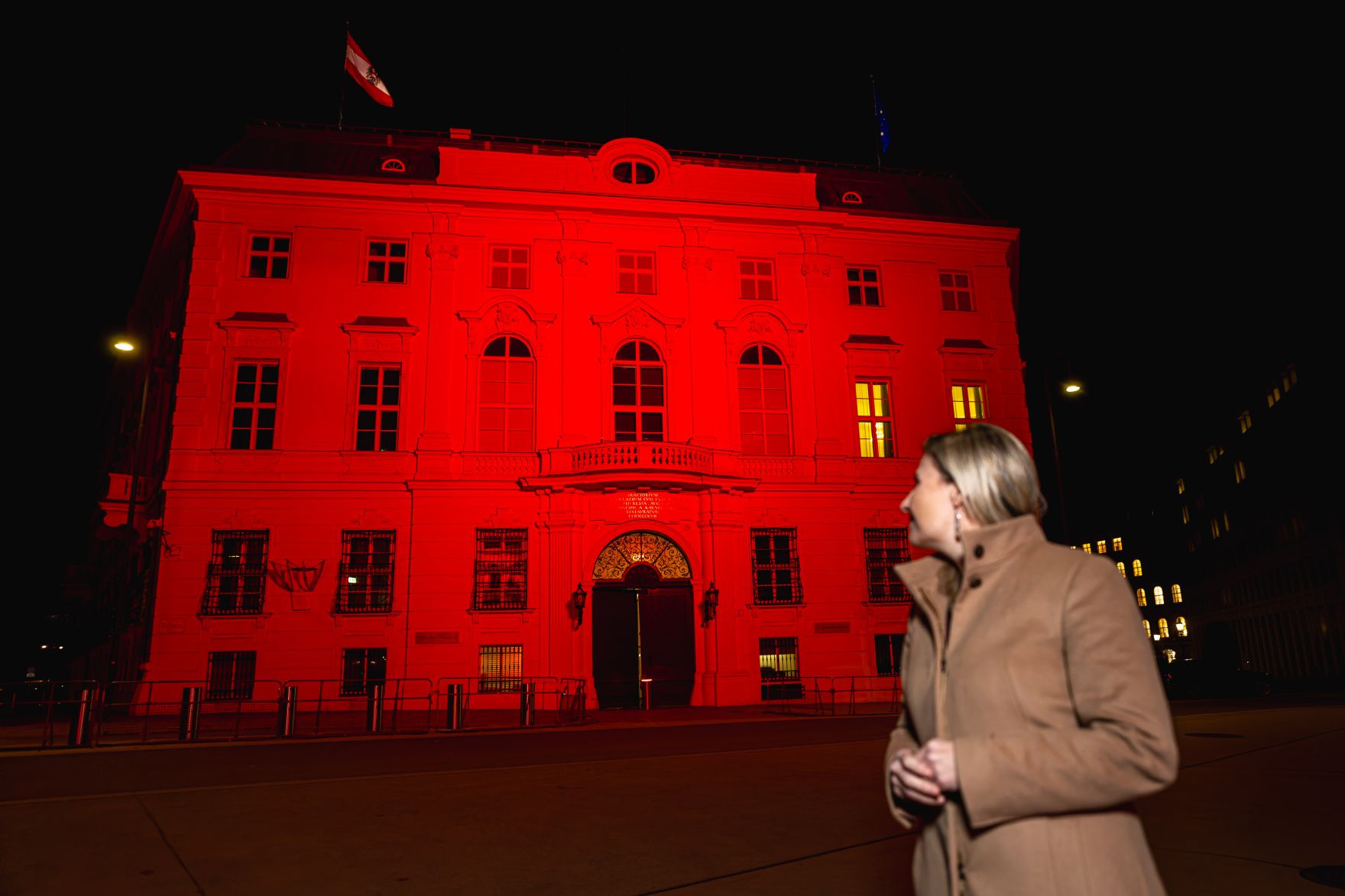 Am 20. November 2024 wurde das Bundeskanzleramt anl&auml;sslich des Red Wednesday - Aktionstag f&uuml;r verfolgte und bedrohte Christen, rot beleuchtet. Im Bild Bundesministerin Susanne Raab.
