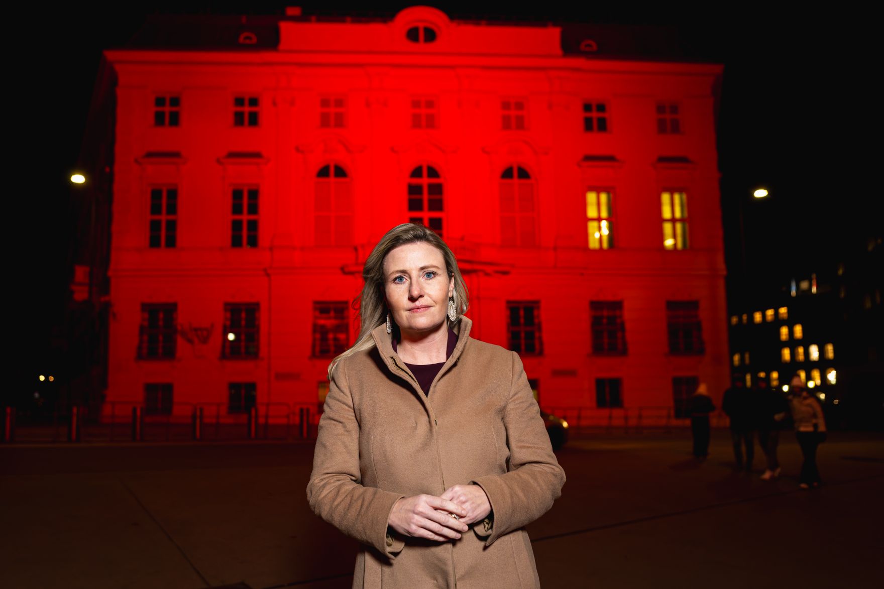 Am 20. November 2024 wurde das Bundeskanzleramt anl&auml;sslich des Red Wednesday - Aktionstag f&uuml;r verfolgte und bedrohte Christen, rot beleuchtet. Im Bild Bundesministerin Susanne Raab.