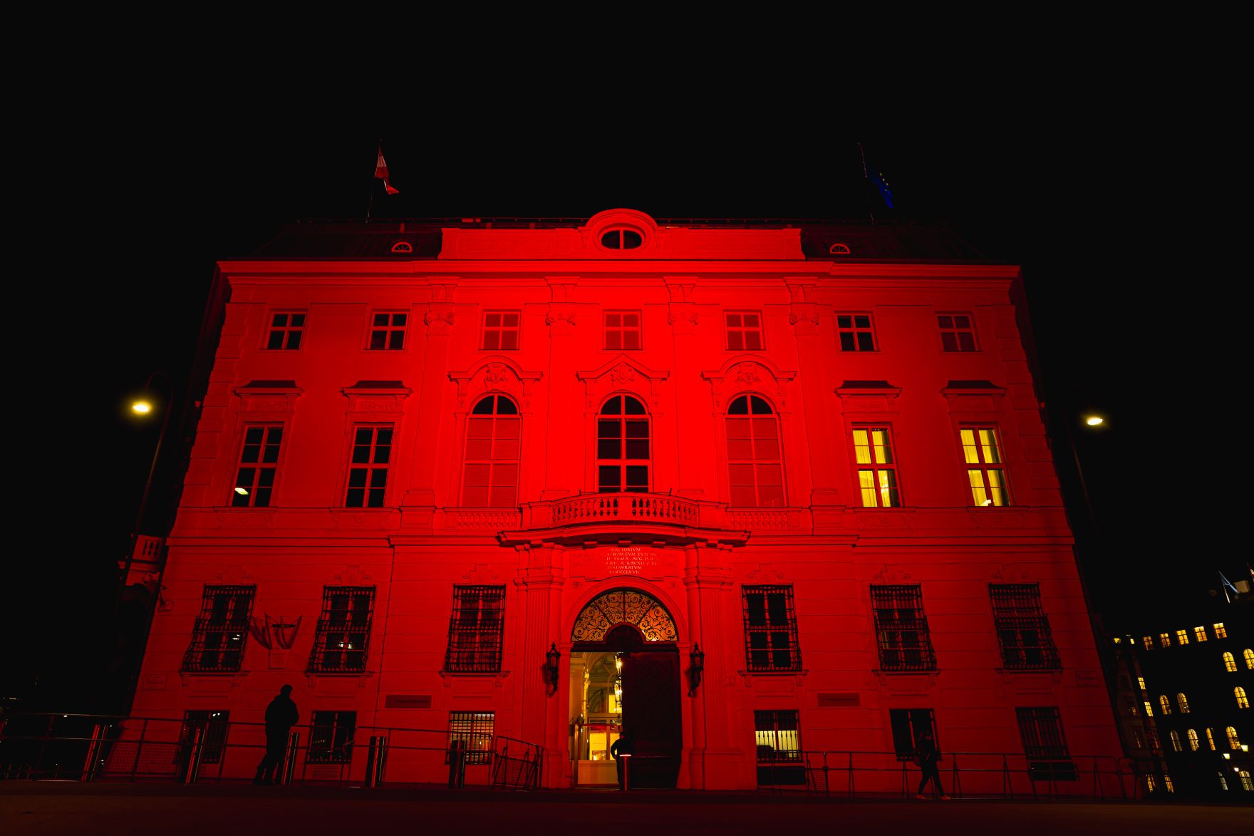 Am 20. November 2024 wurde das Bundeskanzleramt anl&auml;sslich des Red Wednesday - Aktionstag f&uuml;r verfolgte und bedrohte Christen, rot beleuchtet.