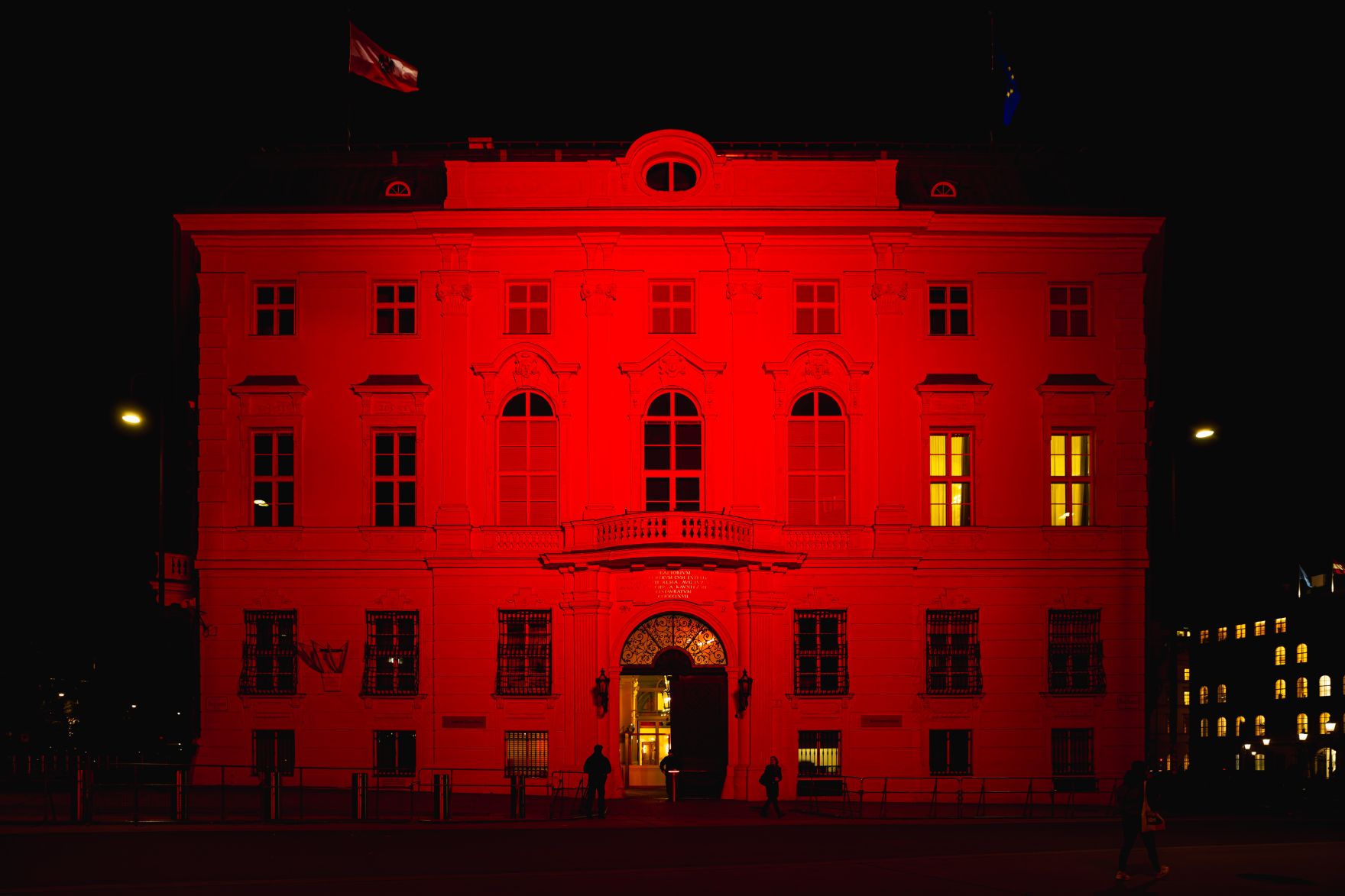Am 20. November 2024 wurde das Bundeskanzleramt anl&auml;sslich des Red Wednesday - Aktionstag f&uuml;r verfolgte und bedrohte Christen, rot beleuchtet.