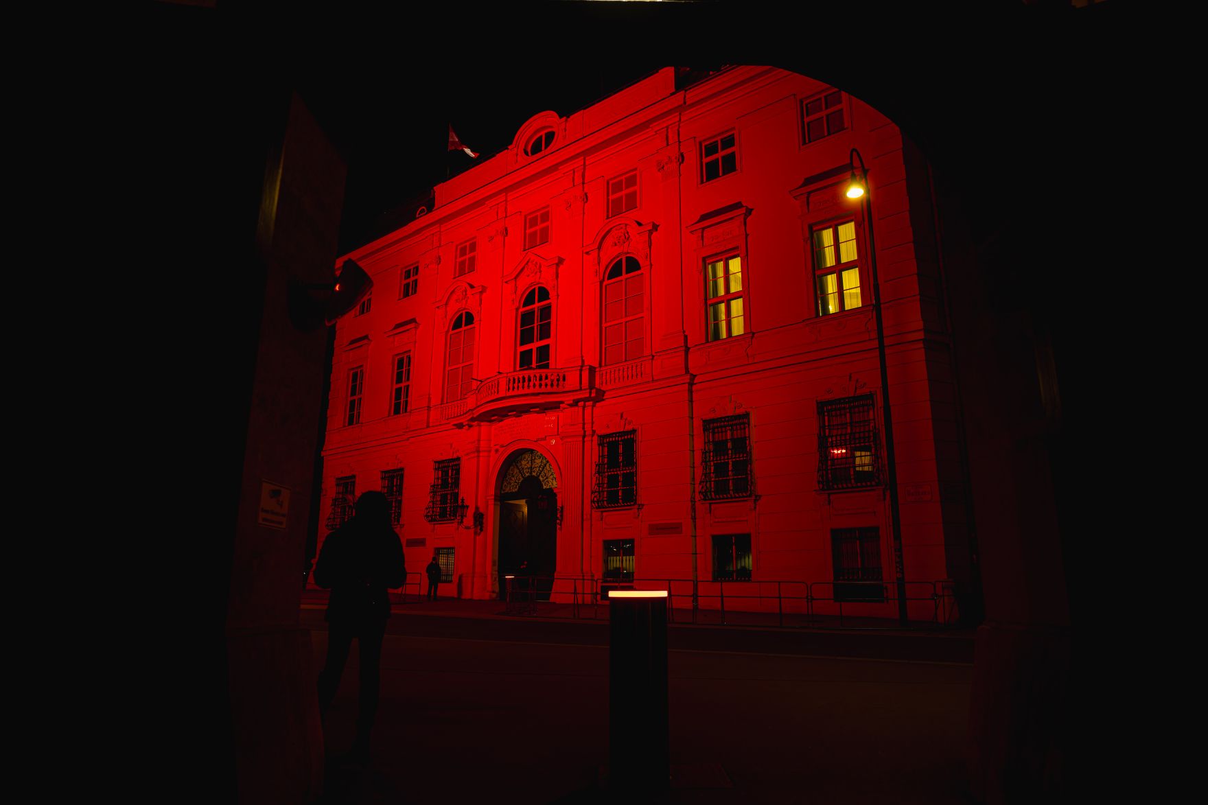Am 20. November 2024 wurde das Bundeskanzleramt anl&auml;sslich des Red Wednesday - Aktionstag f&uuml;r verfolgte und bedrohte Christen, rot beleuchtet.