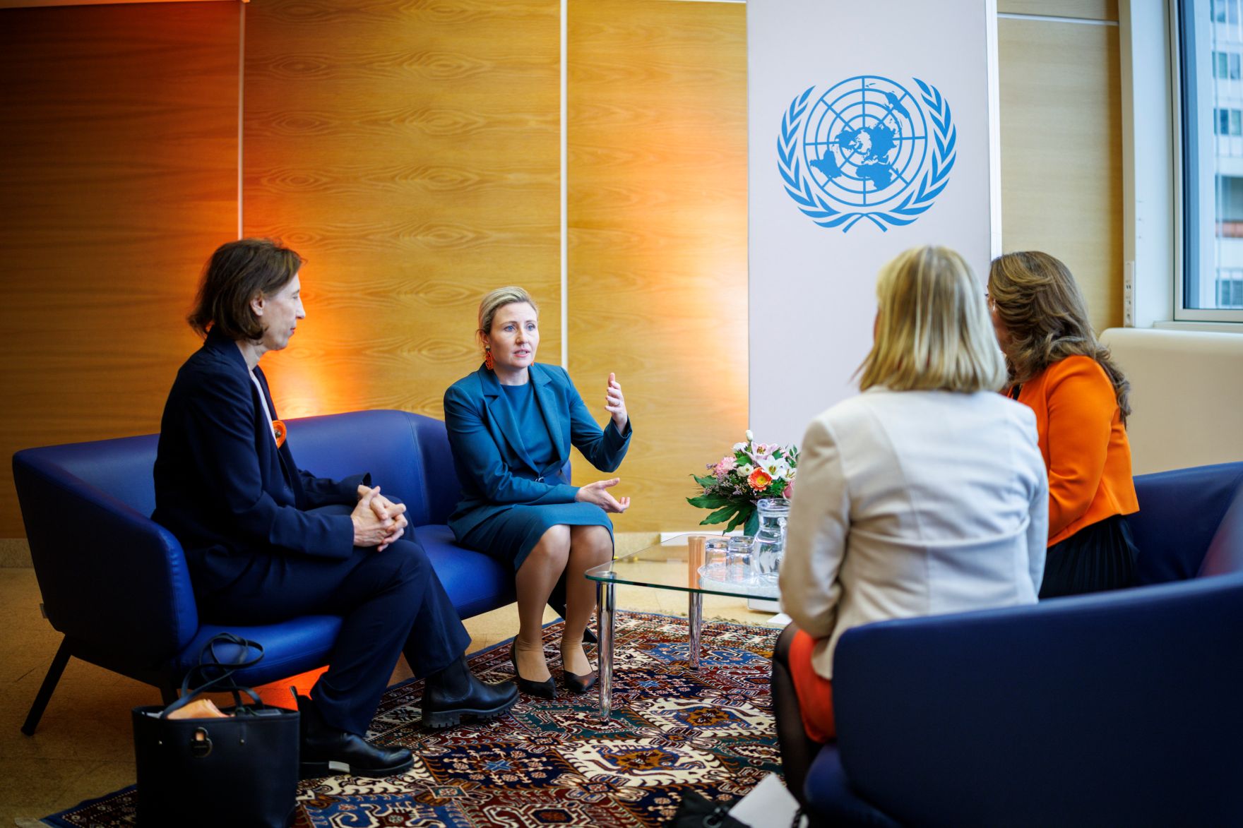 Am 22. November 2024 nahm Bundesministerin Susanne Raab (m.l.) anl&auml;sslich der Kampagne &bdquo;Orange the World&ldquo; einer weltweiten Aktion &bdquo;16 Tage gegen Gewalt an Frauen&ldquo;, an einer Veranstaltung im Vienna International Centre teil.