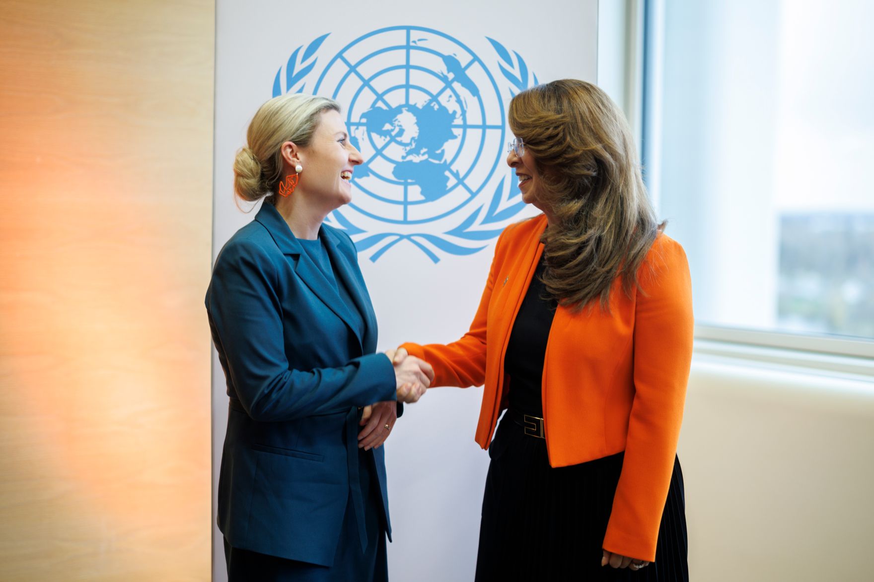 Am 22. November 2024 nahm Bundesministerin Susanne Raab (l.) anl&auml;sslich der Kampagne &bdquo;Orange the World&ldquo; einer weltweiten Aktion &bdquo;16 Tage gegen Gewalt an Frauen&ldquo;, an einer Veranstaltung im Vienna International Centre teil.